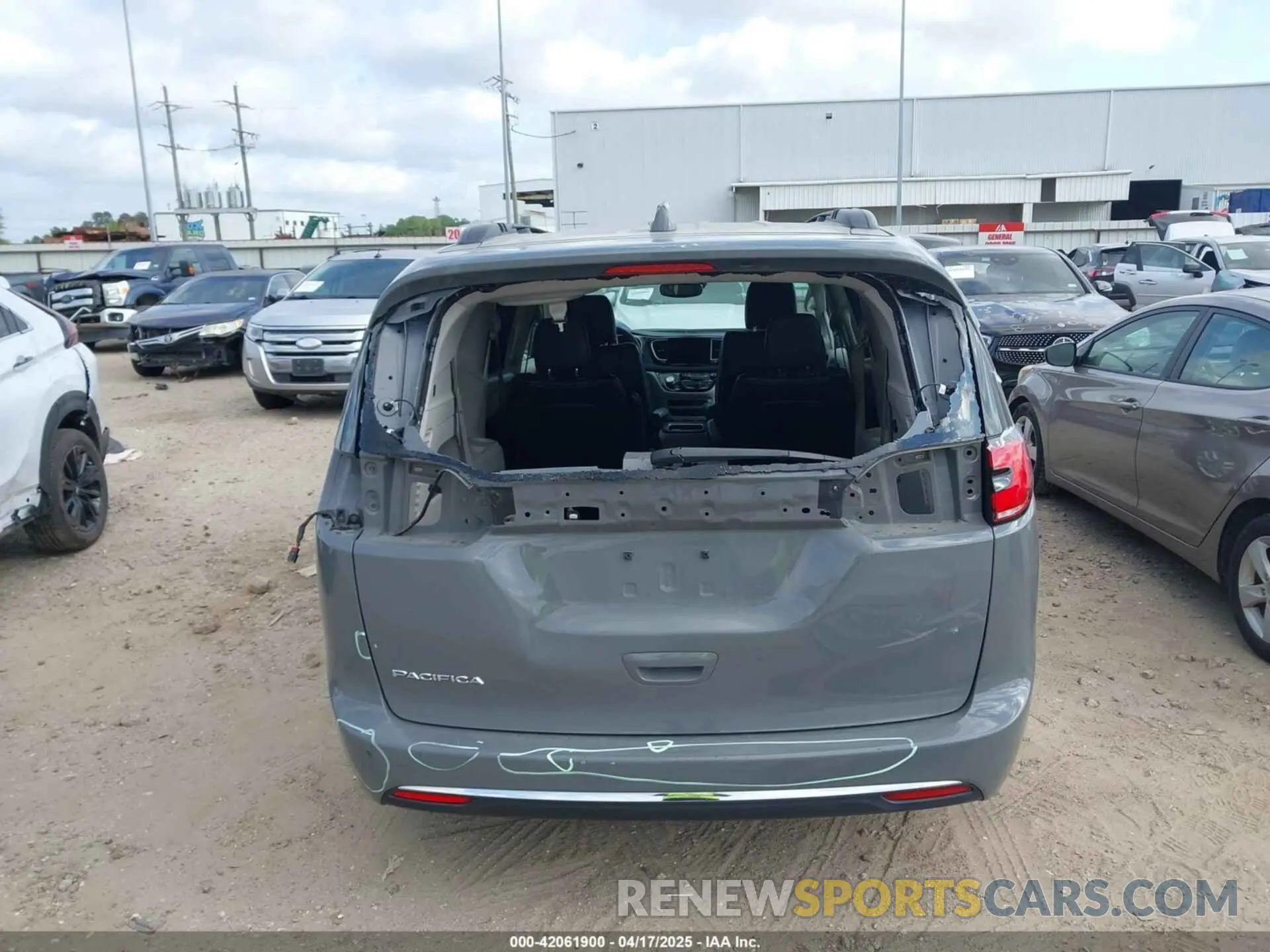 17 Photograph of a damaged car 2C4RC1BG7NR190939 CHRYSLER PACIFICA 2022
