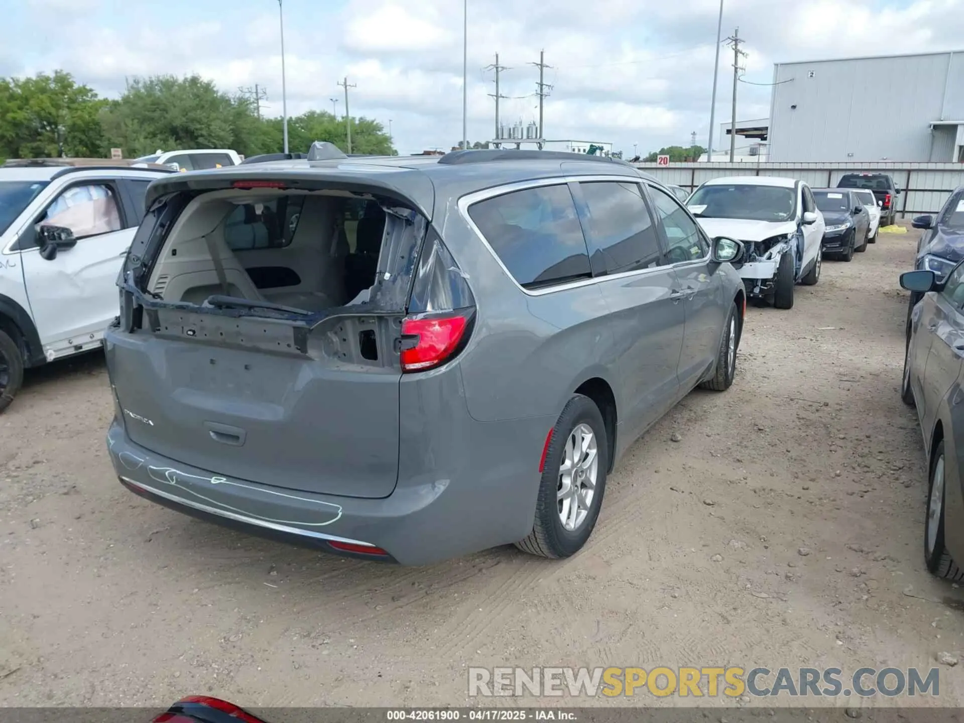4 Photograph of a damaged car 2C4RC1BG7NR190939 CHRYSLER PACIFICA 2022