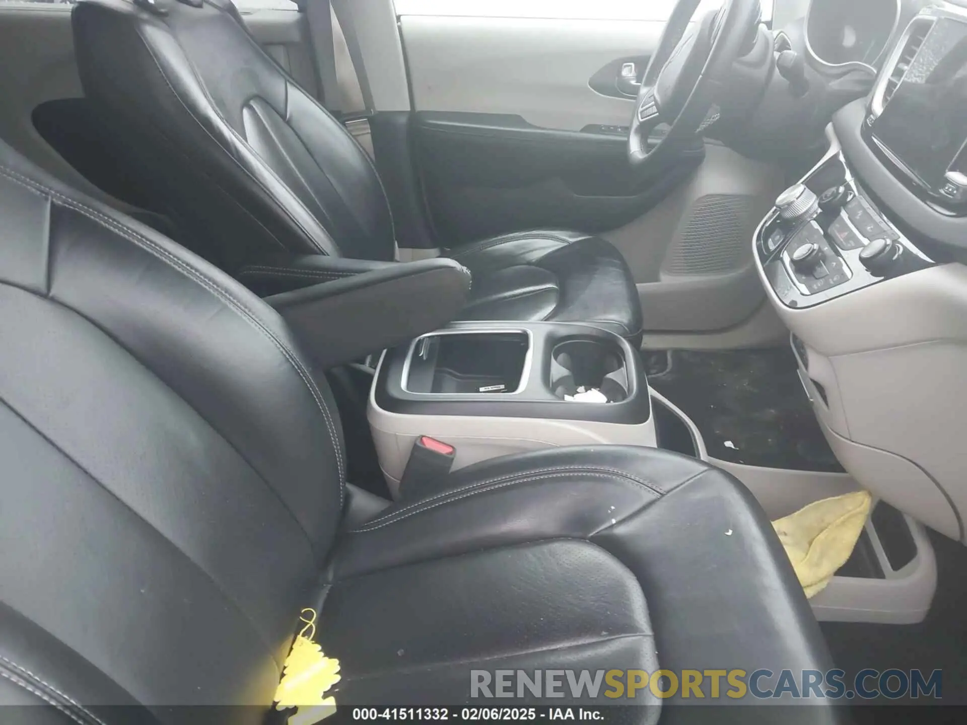 5 Photograph of a damaged car 2C4RC1BG8NR151793 CHRYSLER PACIFICA 2022