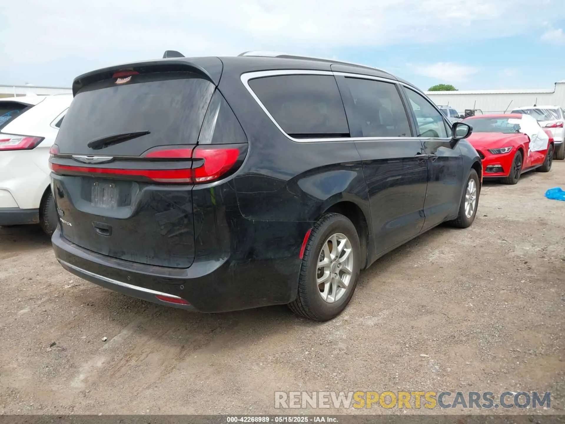 4 Photograph of a damaged car 2C4RC1BG8NR168514 CHRYSLER PACIFICA 2022