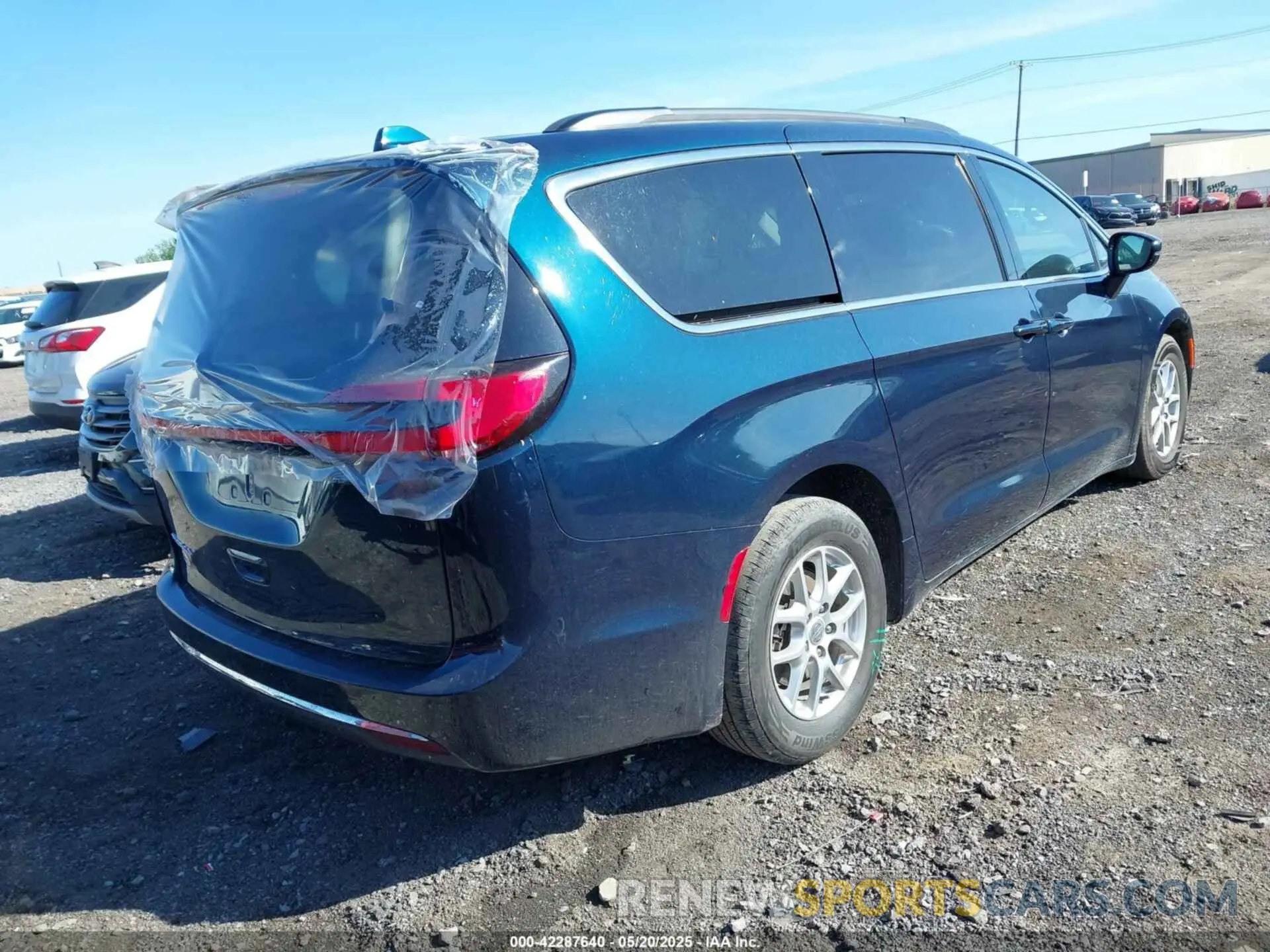 4 Photograph of a damaged car 2C4RC1BG8NR186558 CHRYSLER PACIFICA 2022