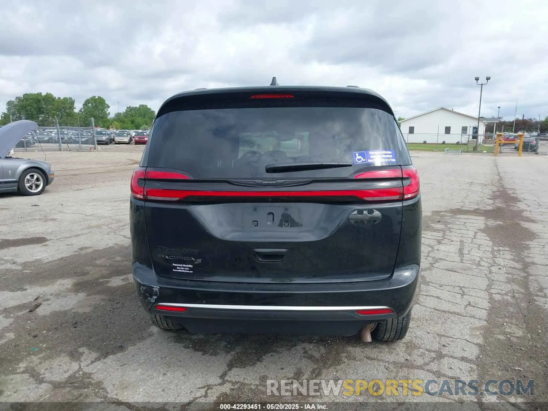 17 Photograph of a damaged car 2C4RC1BG8NR195566 CHRYSLER PACIFICA 2022
