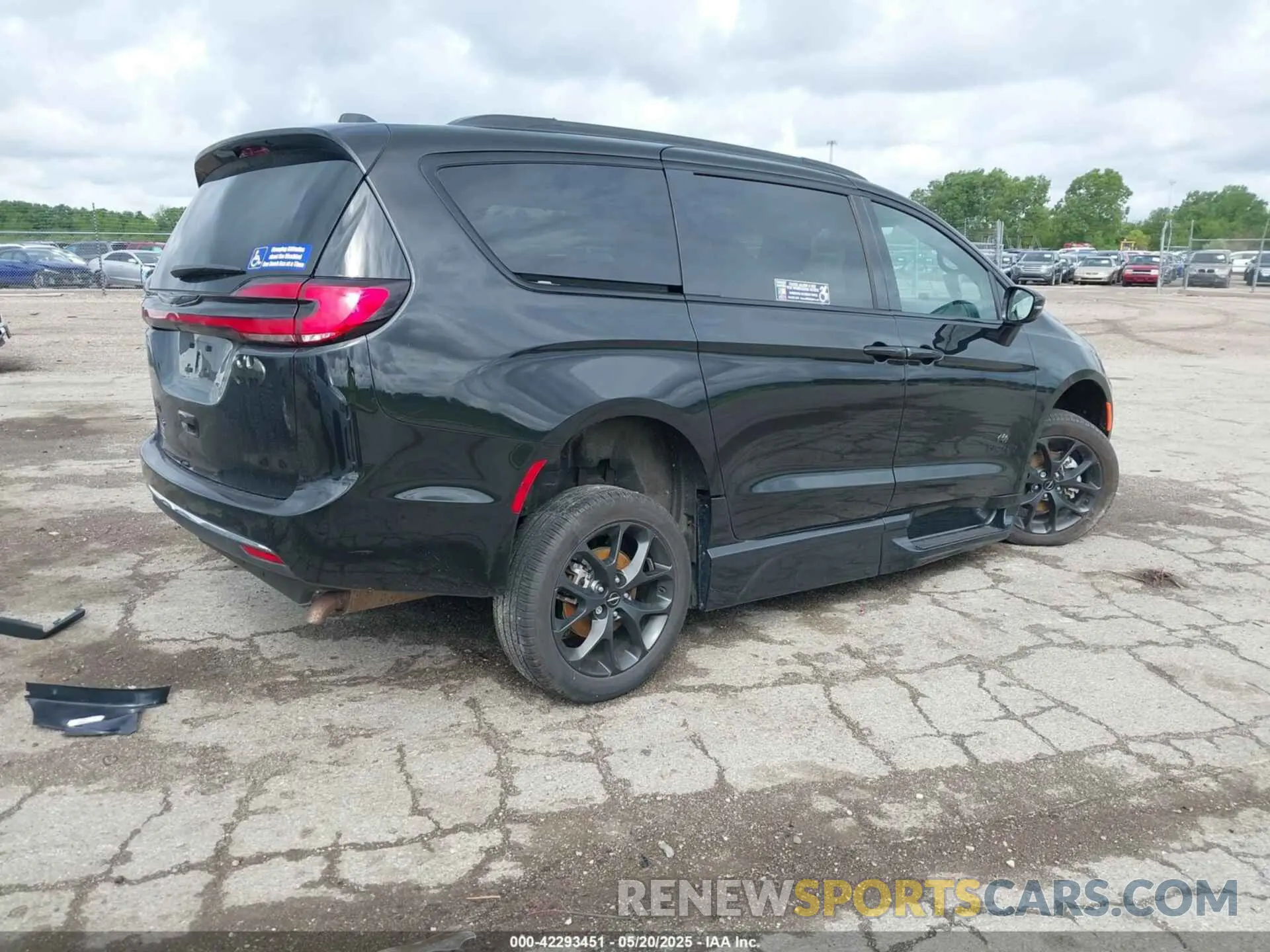 4 Photograph of a damaged car 2C4RC1BG8NR195566 CHRYSLER PACIFICA 2022