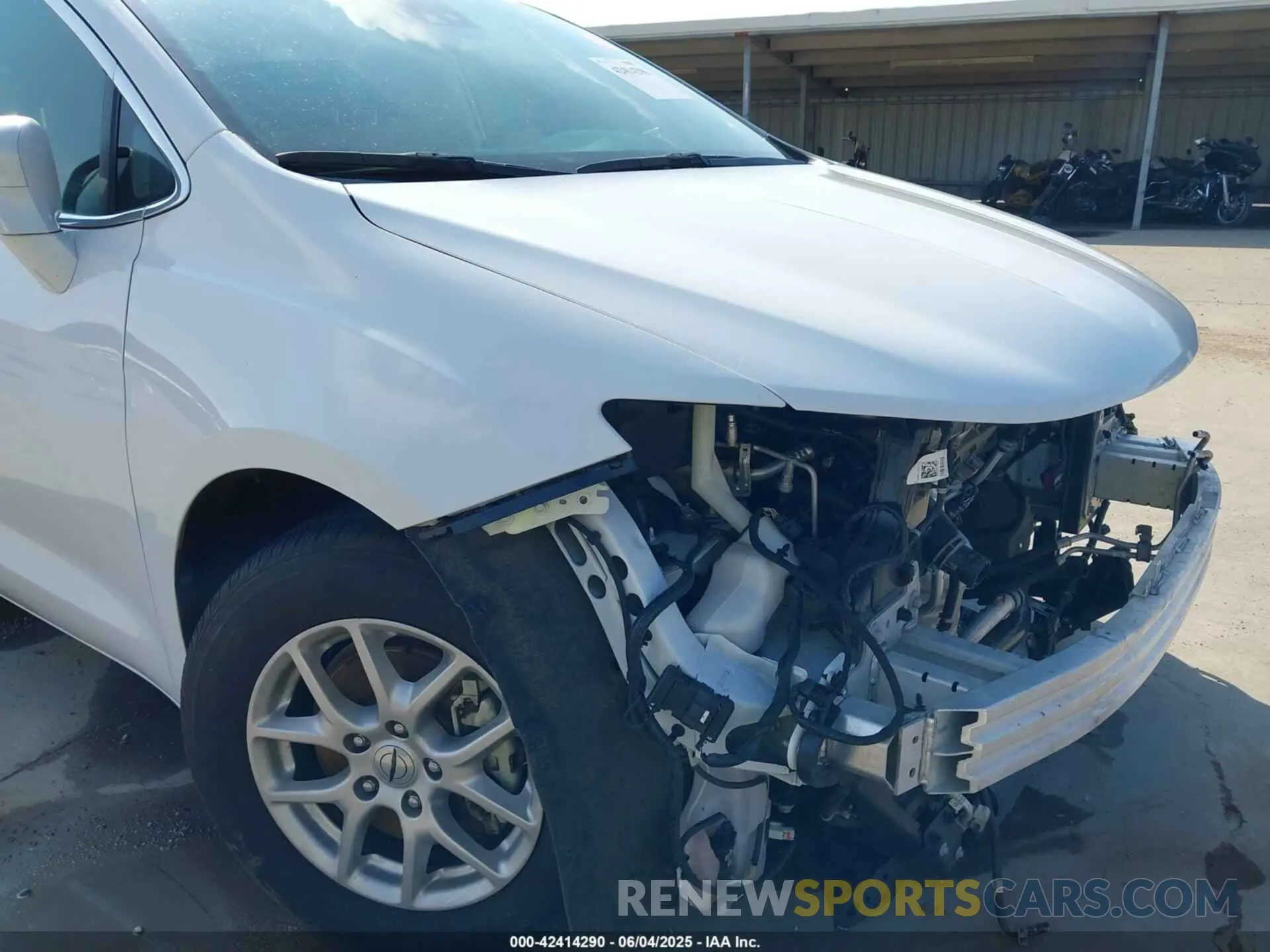 16 Photograph of a damaged car 2C4RC1BG8NR197706 CHRYSLER PACIFICA 2022