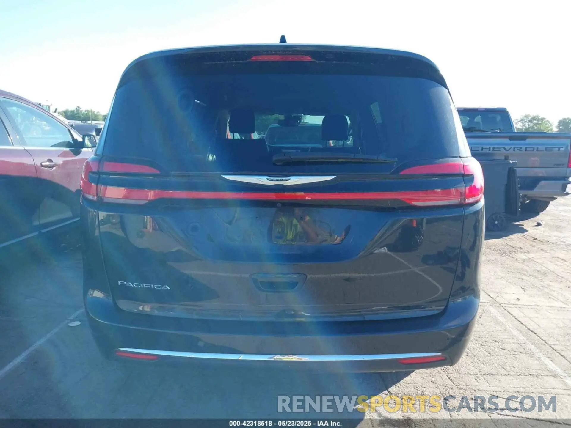 17 Photograph of a damaged car 2C4RC1BG9NR117538 CHRYSLER PACIFICA 2022