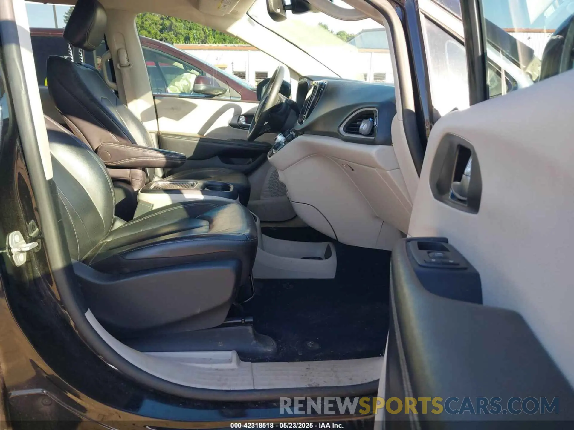 5 Photograph of a damaged car 2C4RC1BG9NR117538 CHRYSLER PACIFICA 2022