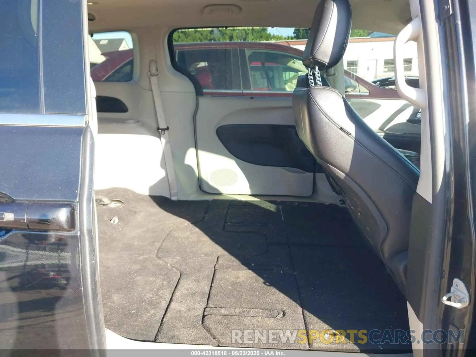 8 Photograph of a damaged car 2C4RC1BG9NR117538 CHRYSLER PACIFICA 2022