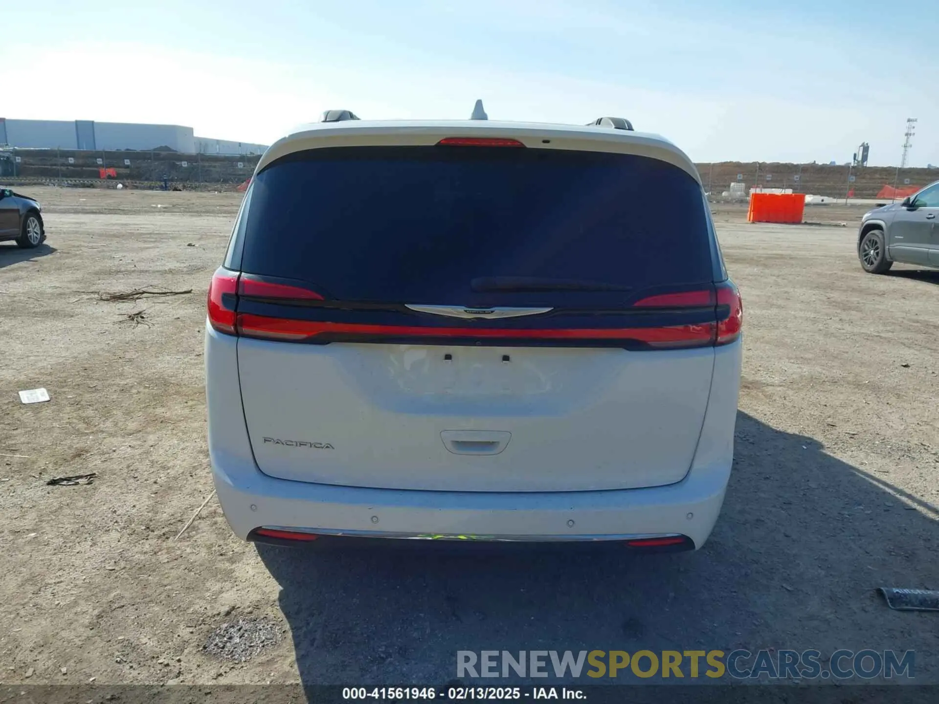 17 Photograph of a damaged car 2C4RC1BG9NR140561 CHRYSLER PACIFICA 2022