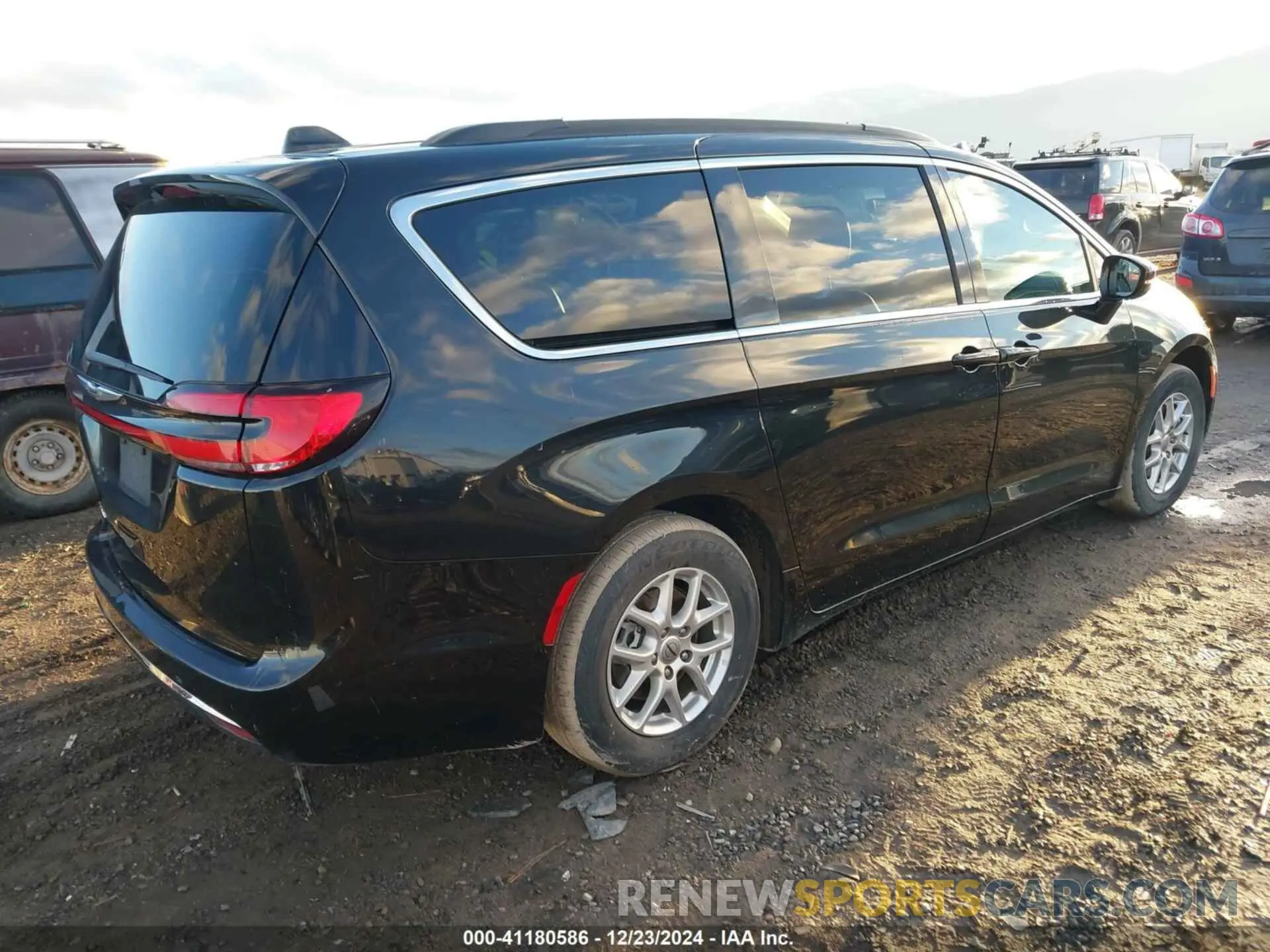 4 Photograph of a damaged car 2C4RC1BG9NR191834 CHRYSLER PACIFICA 2022