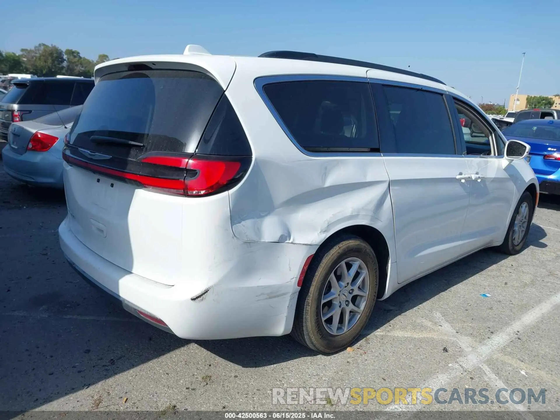 4 Photograph of a damaged car 2C4RC1BG9NR209216 CHRYSLER PACIFICA 2022
