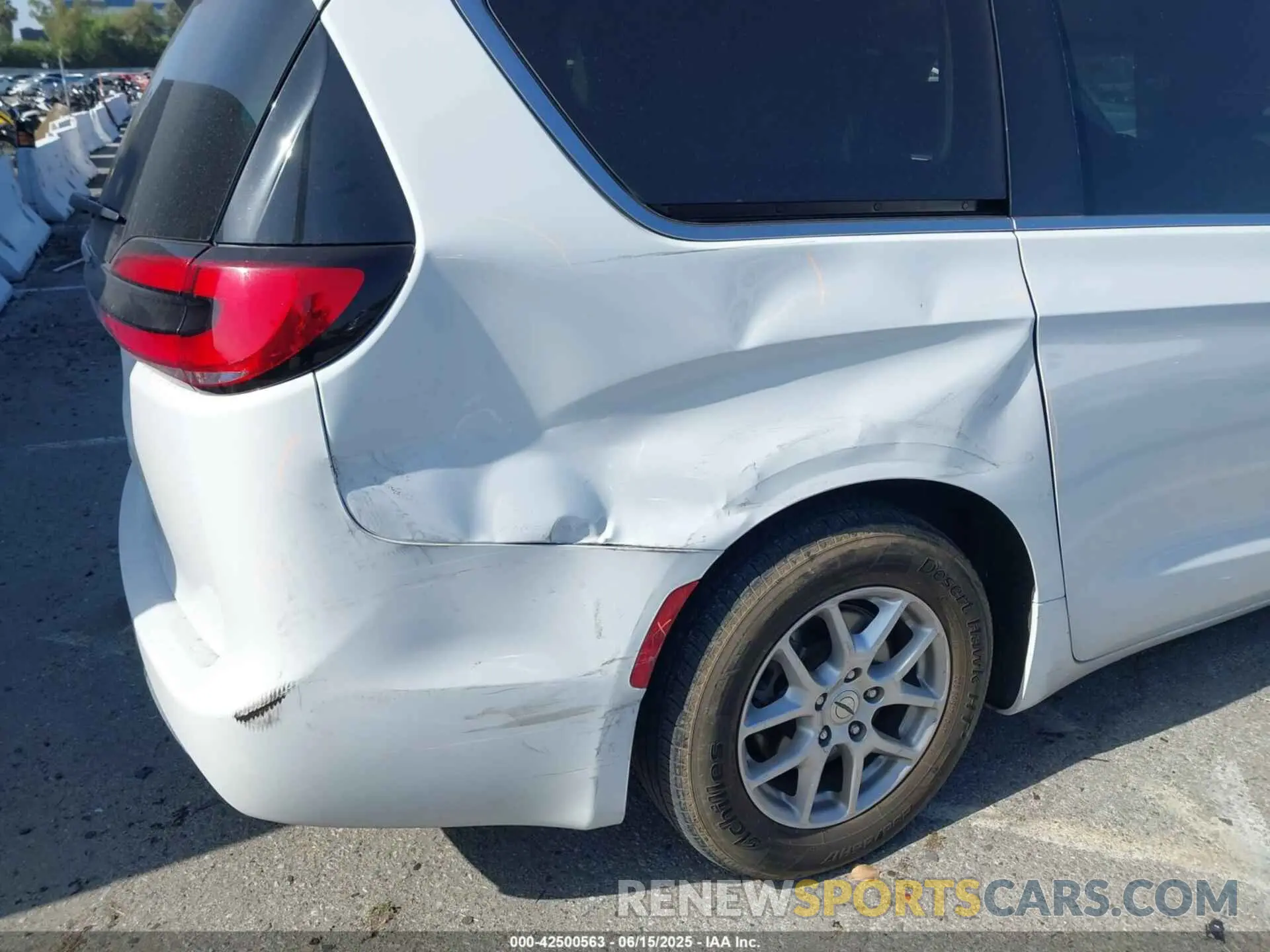 6 Photograph of a damaged car 2C4RC1BG9NR209216 CHRYSLER PACIFICA 2022