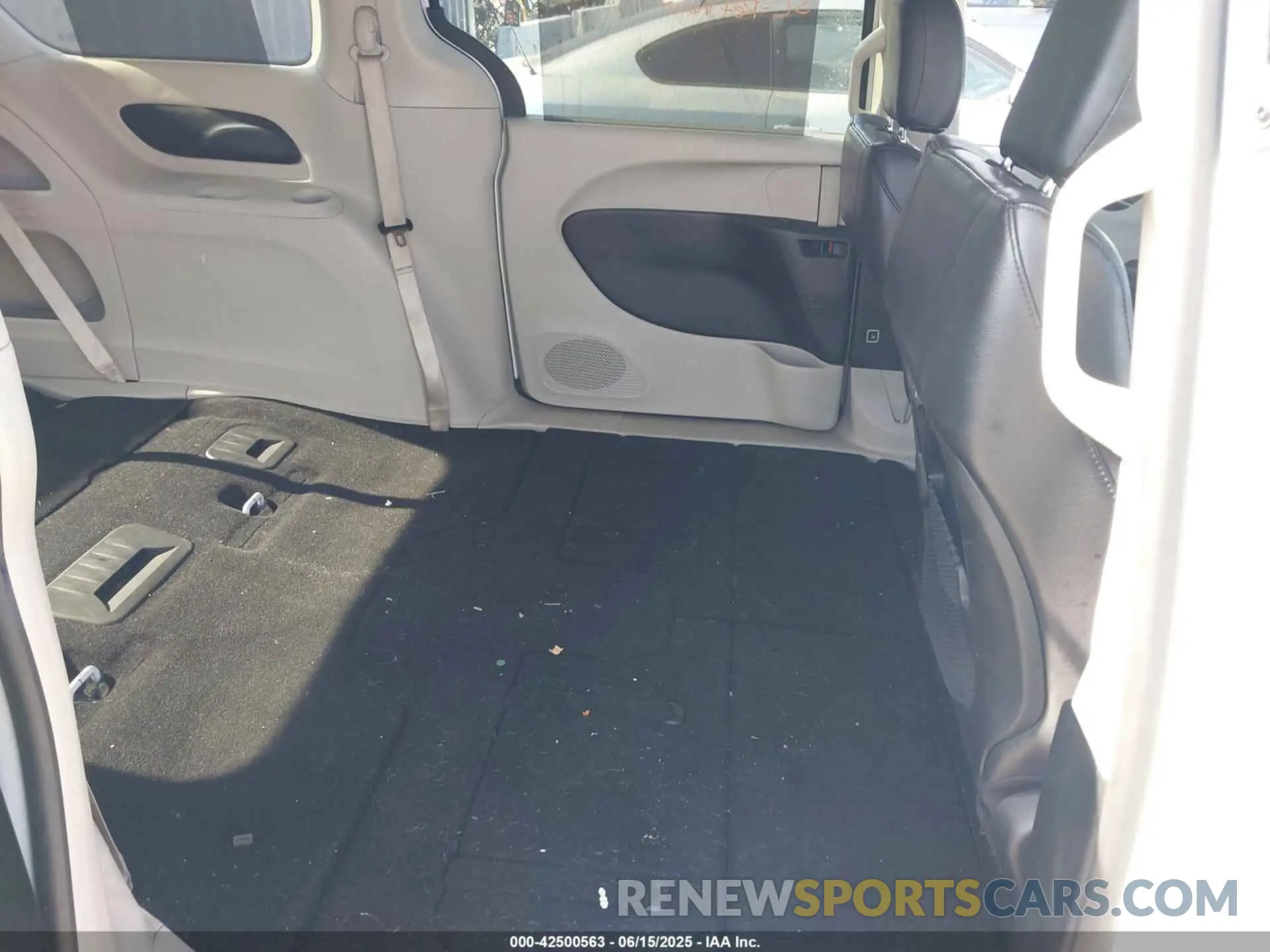 8 Photograph of a damaged car 2C4RC1BG9NR209216 CHRYSLER PACIFICA 2022