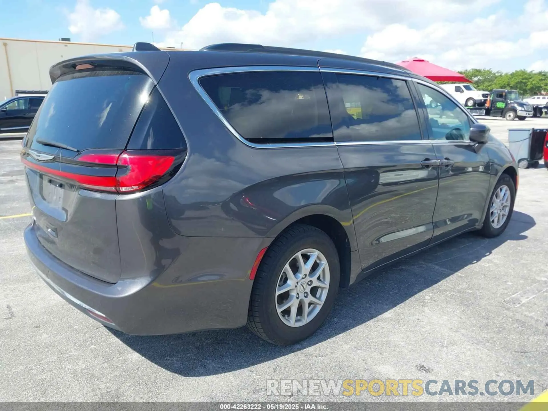 4 Photograph of a damaged car 2C4RC1BG9NR214688 CHRYSLER PACIFICA 2022