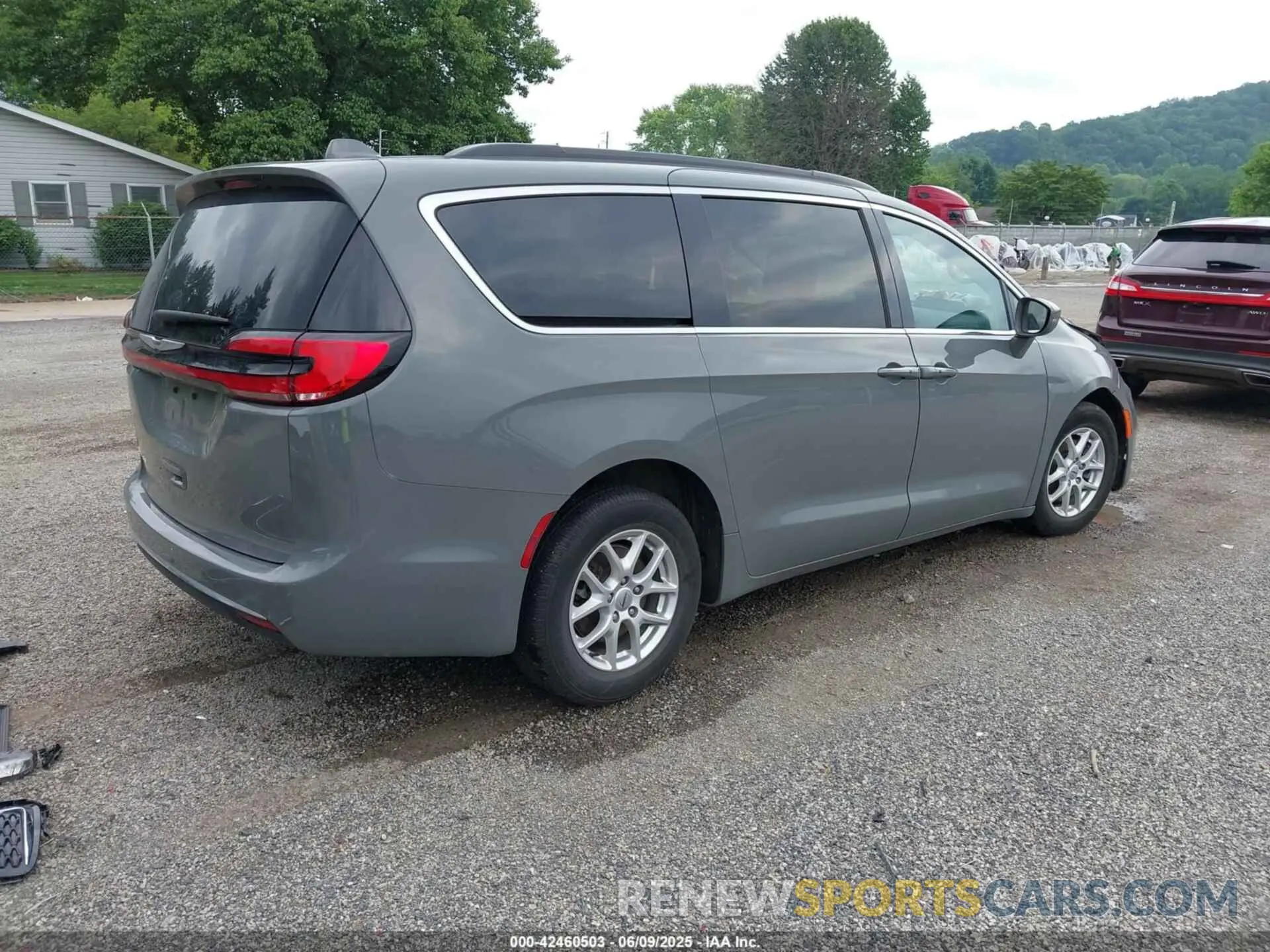 4 Photograph of a damaged car 2C4RC1BG9NR219793 CHRYSLER PACIFICA 2022