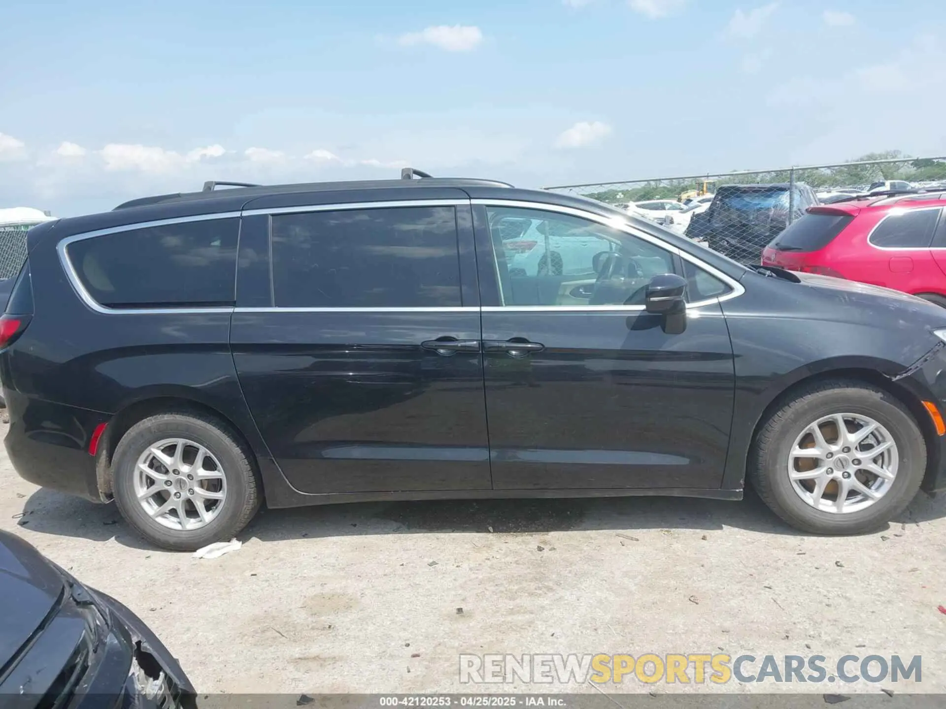 13 Photograph of a damaged car 2C4RC1BGXNR132467 CHRYSLER PACIFICA 2022