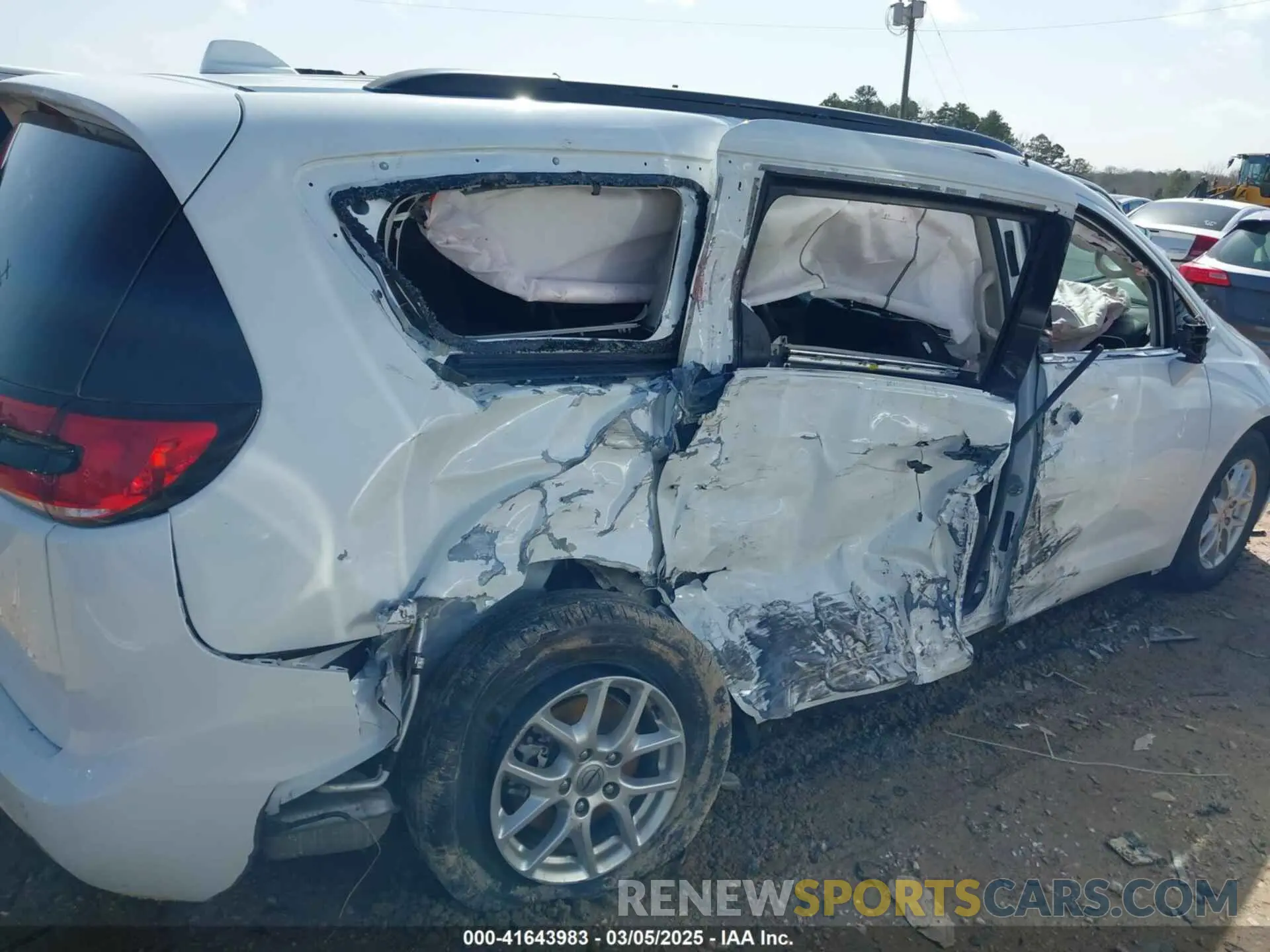 6 Photograph of a damaged car 2C4RC1BGXNR132615 CHRYSLER PACIFICA 2022