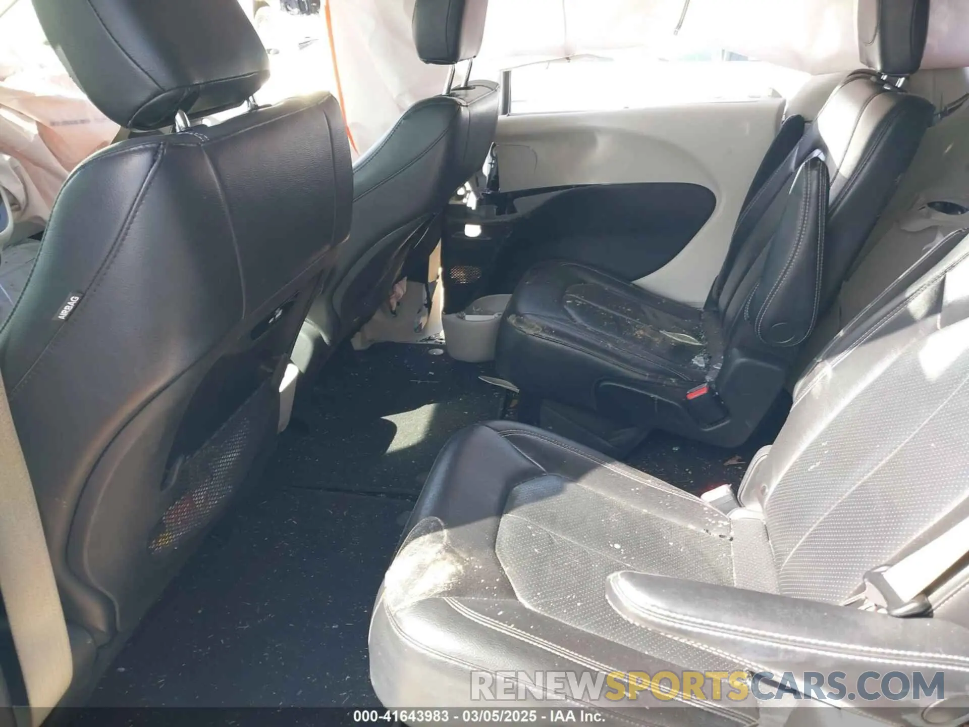 8 Photograph of a damaged car 2C4RC1BGXNR132615 CHRYSLER PACIFICA 2022