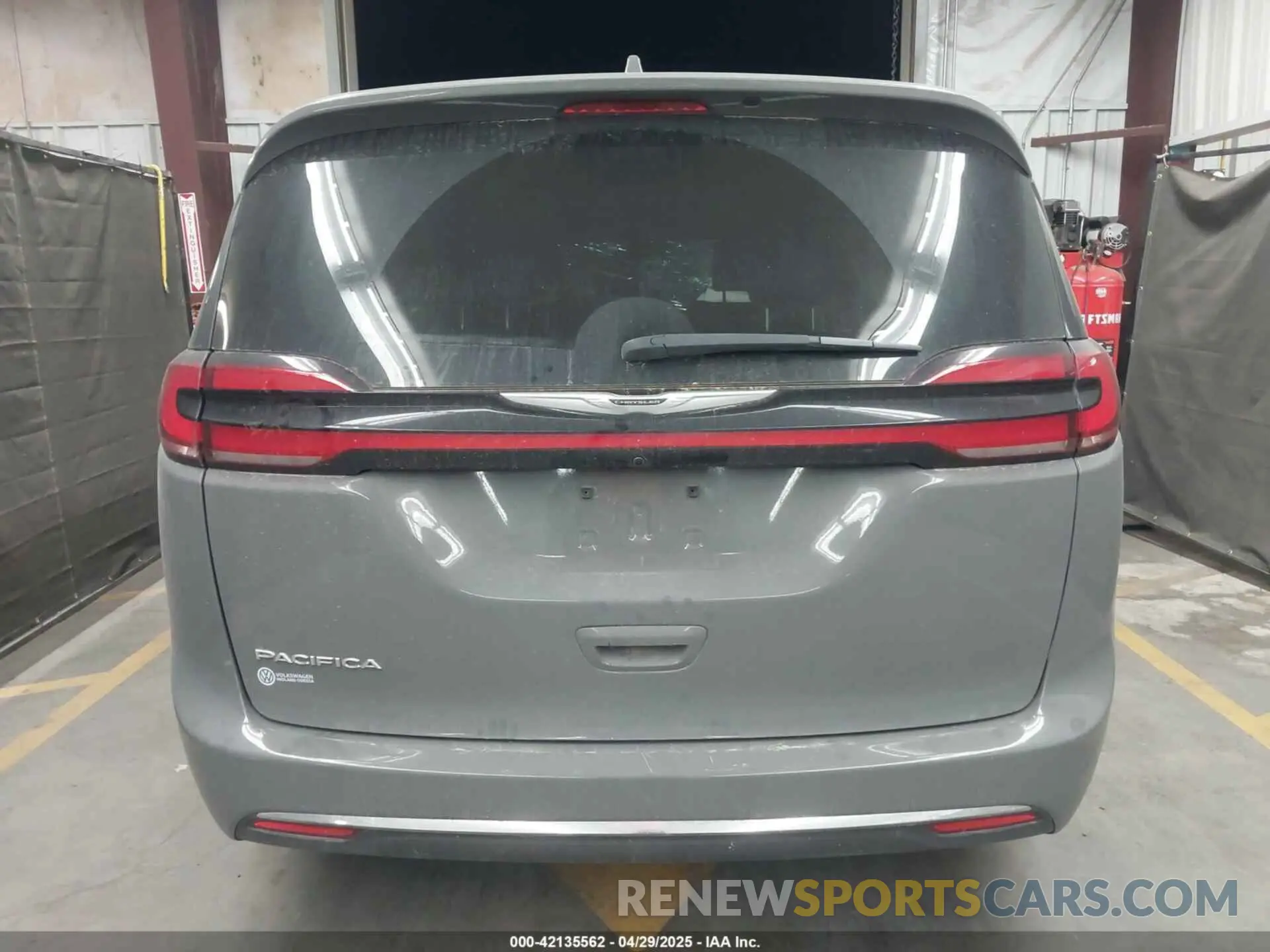 17 Photograph of a damaged car 2C4RC1BGXNR235047 CHRYSLER PACIFICA 2022