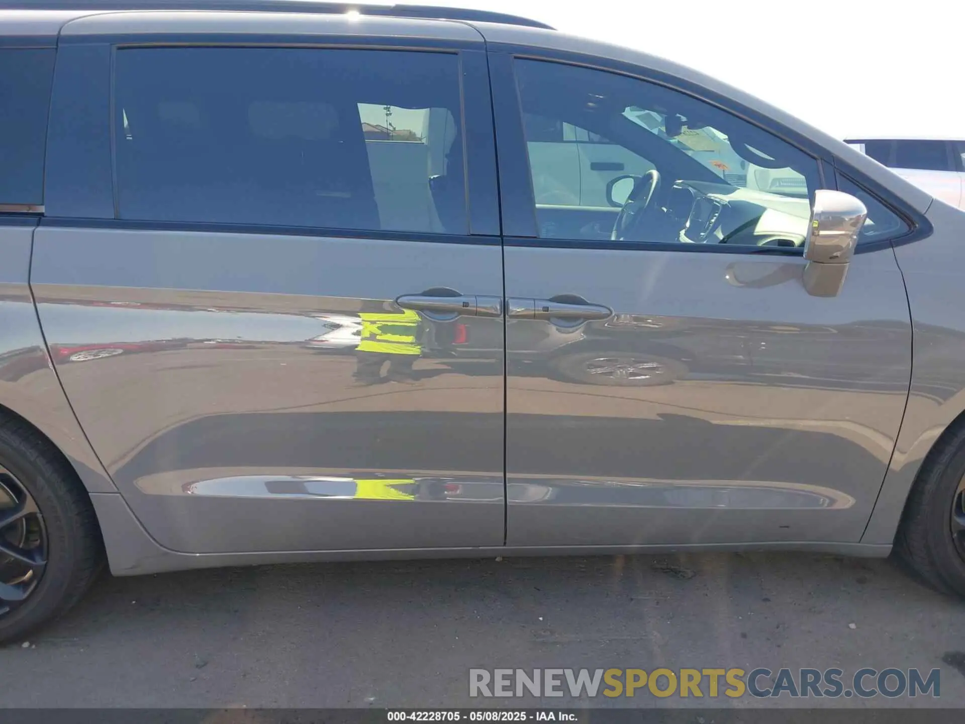13 Photograph of a damaged car 2C4RC1GG0NR187714 CHRYSLER PACIFICA 2022