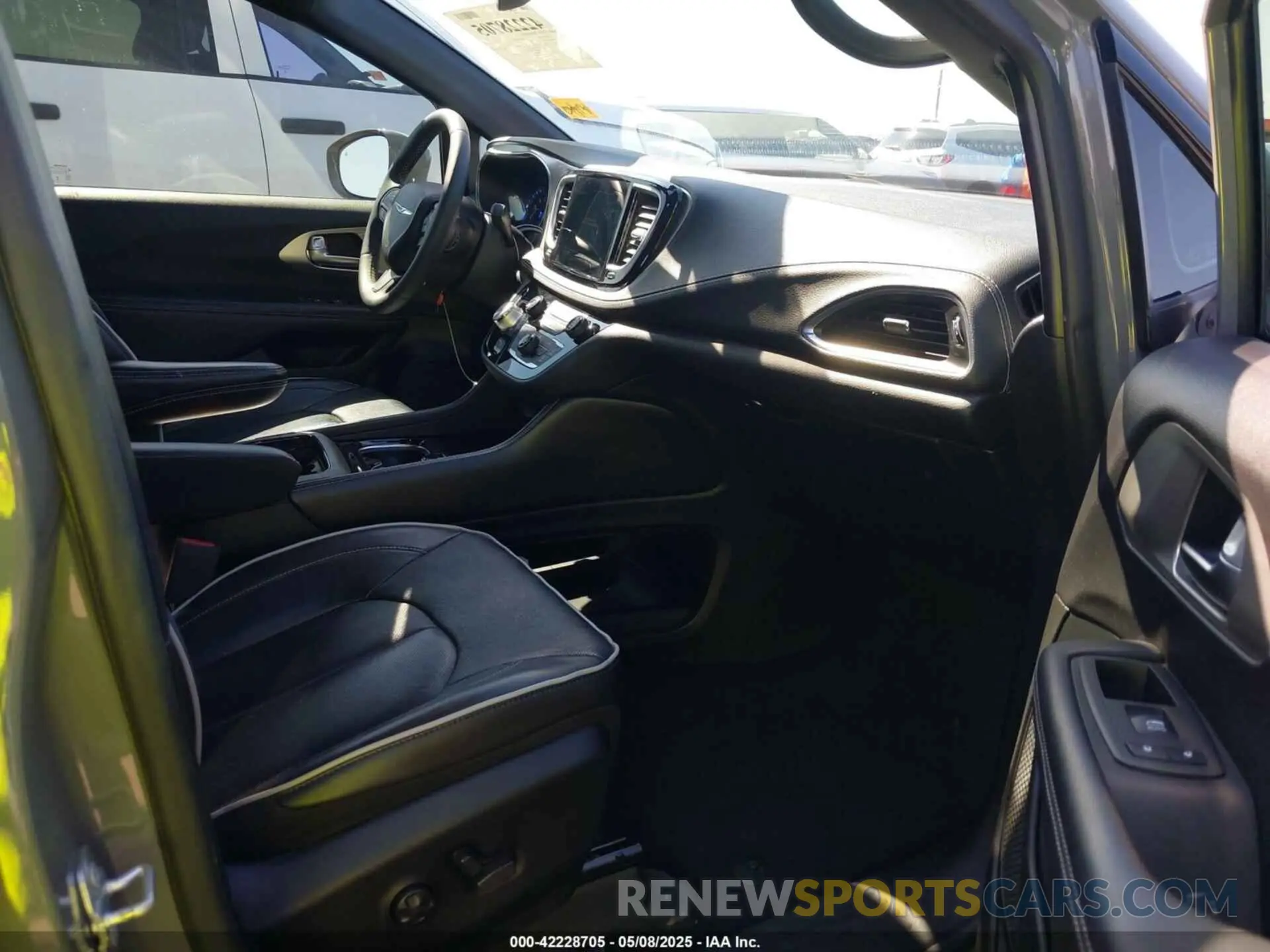 5 Photograph of a damaged car 2C4RC1GG0NR187714 CHRYSLER PACIFICA 2022