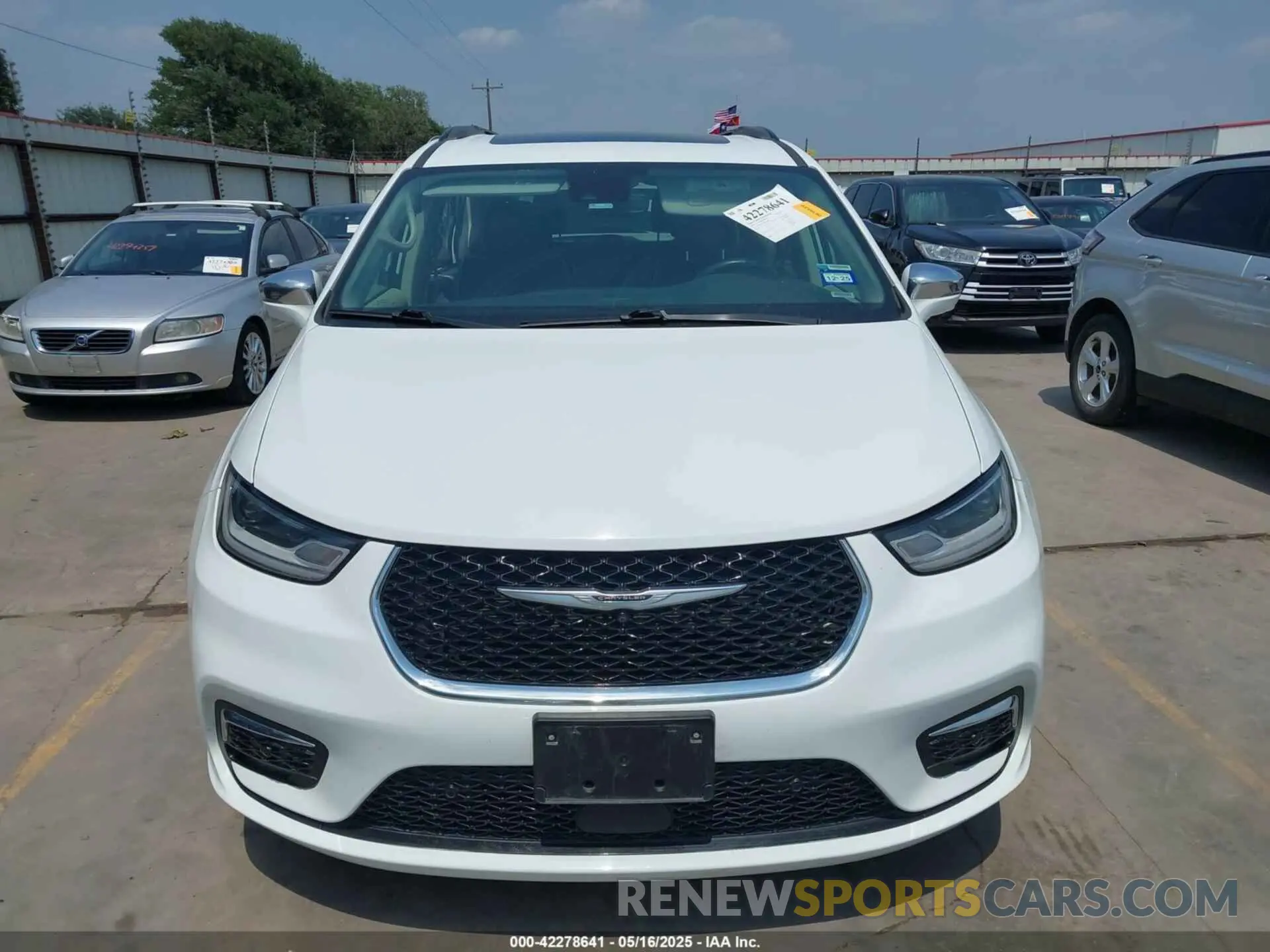 13 Photograph of a damaged car 2C4RC1GG4NR138872 CHRYSLER PACIFICA 2022