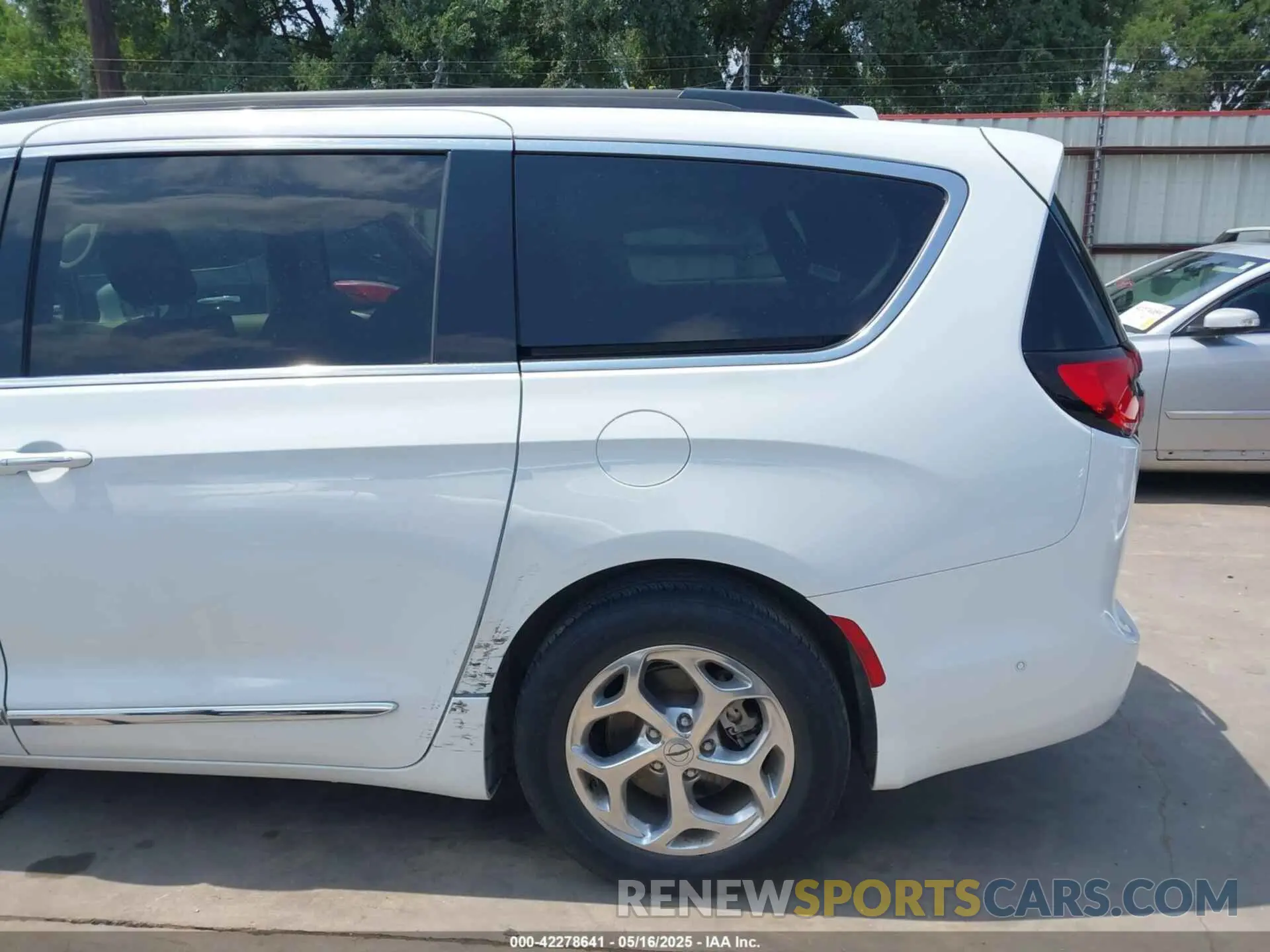 19 Photograph of a damaged car 2C4RC1GG4NR138872 CHRYSLER PACIFICA 2022