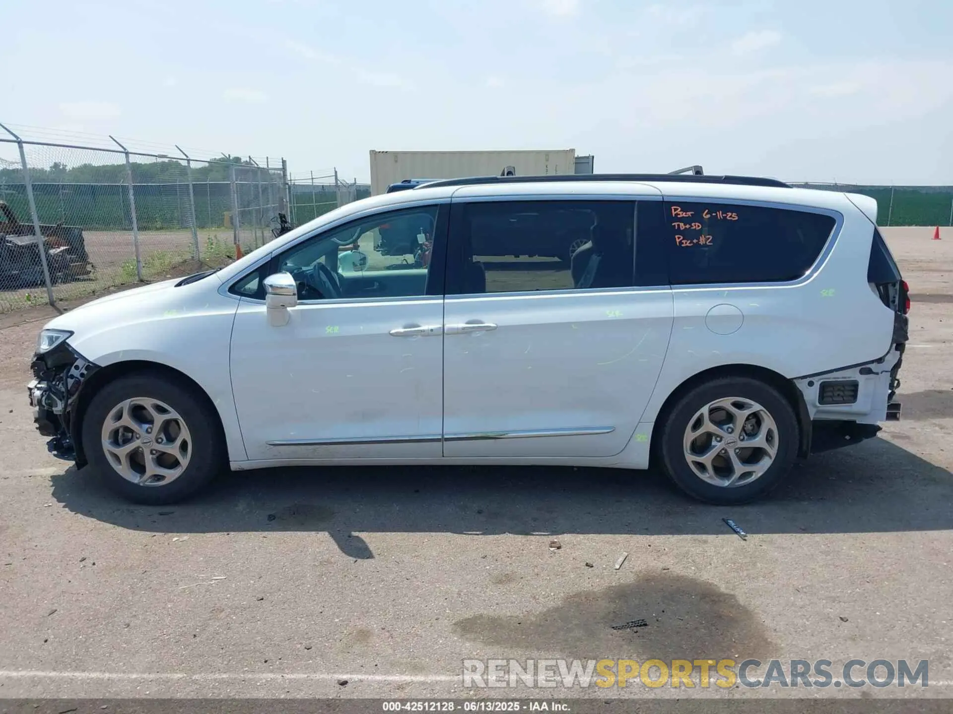 15 Photograph of a damaged car 2C4RC1GG5NR112152 CHRYSLER PACIFICA 2022