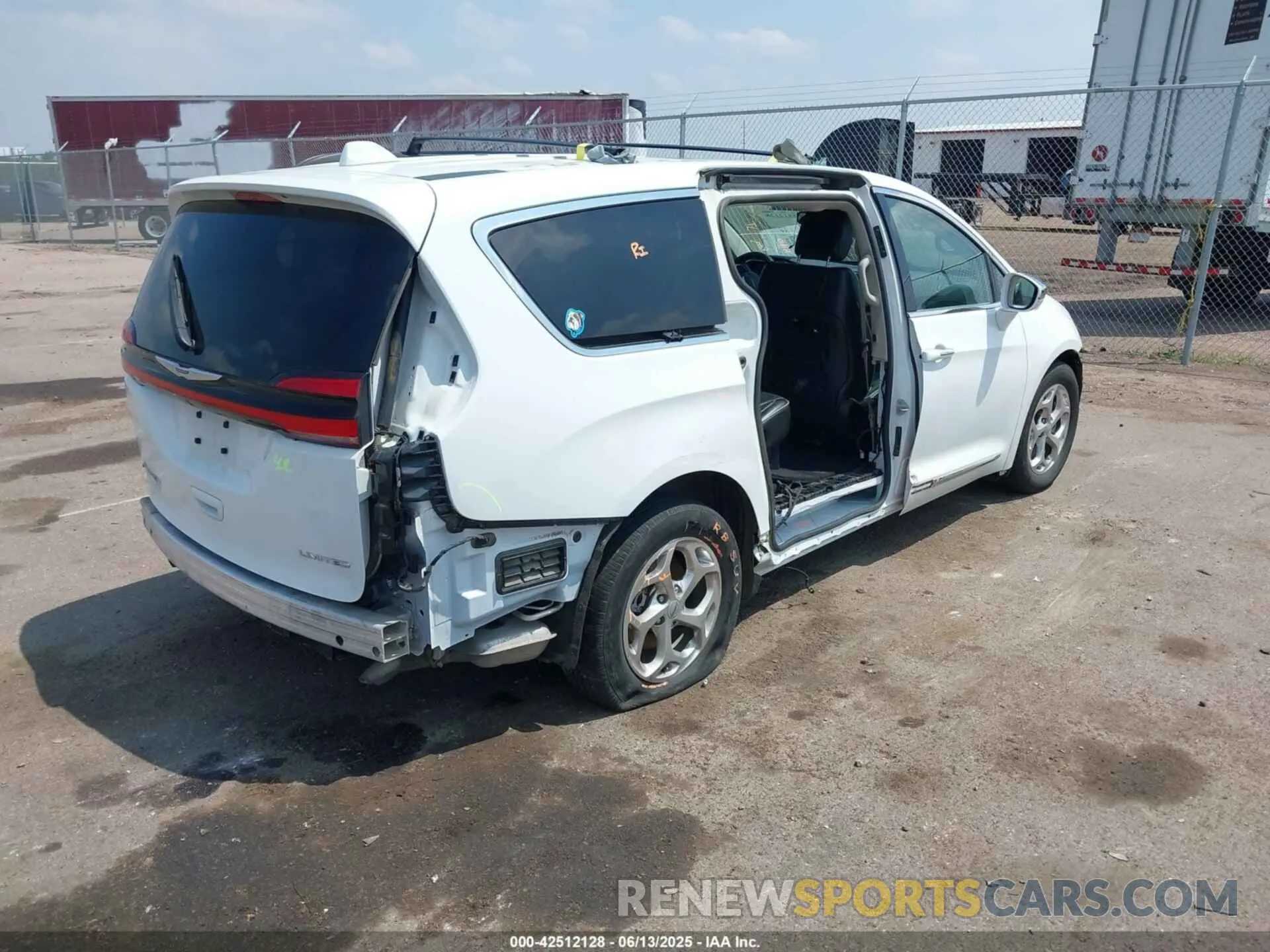 4 Photograph of a damaged car 2C4RC1GG5NR112152 CHRYSLER PACIFICA 2022