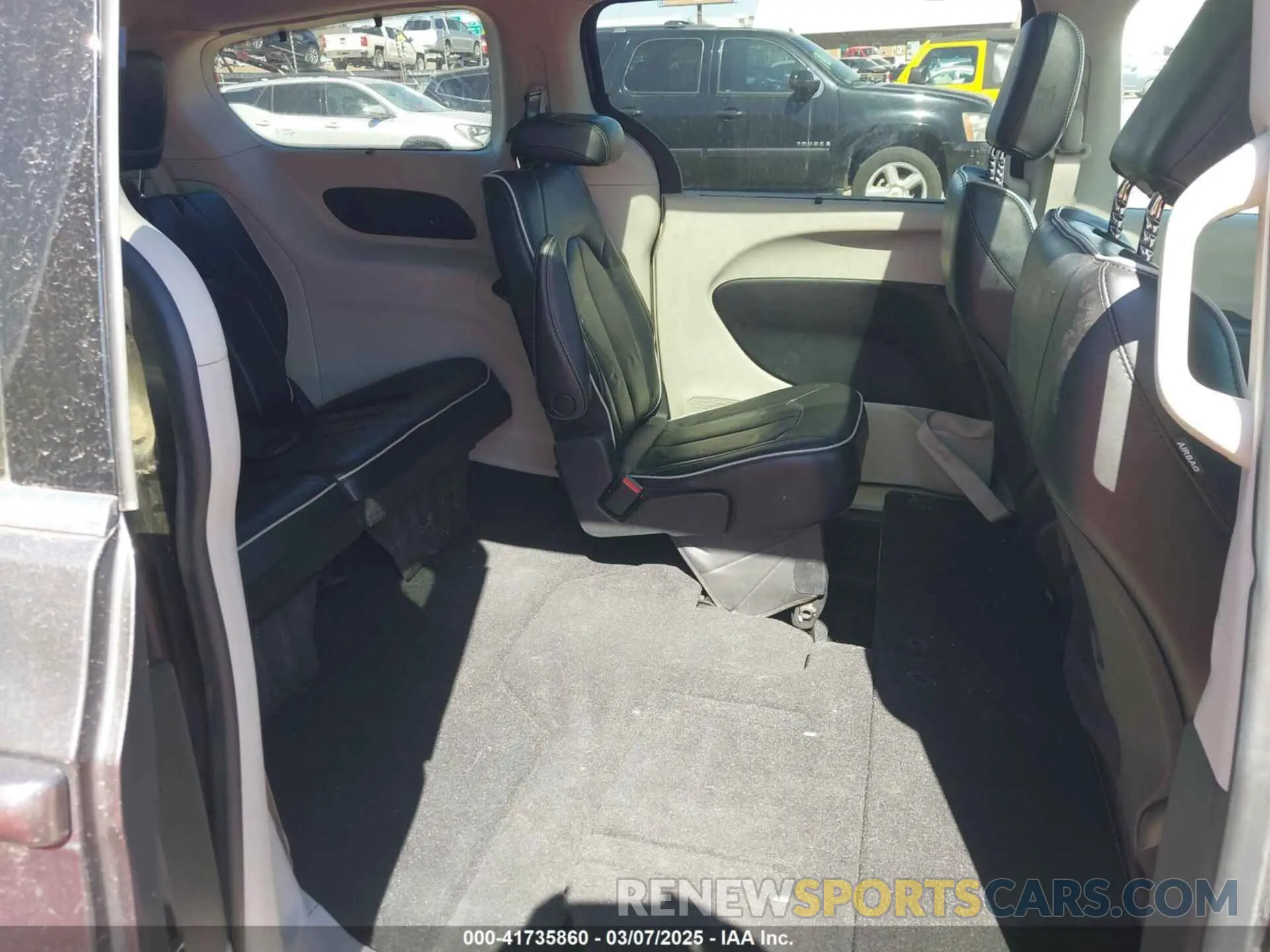 8 Photograph of a damaged car 2C4RC1GG6NR134127 CHRYSLER PACIFICA 2022