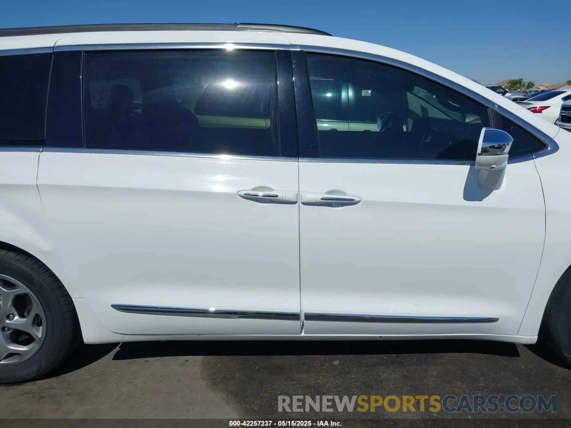 14 Photograph of a damaged car 2C4RC1GG9NR193284 CHRYSLER PACIFICA 2022
