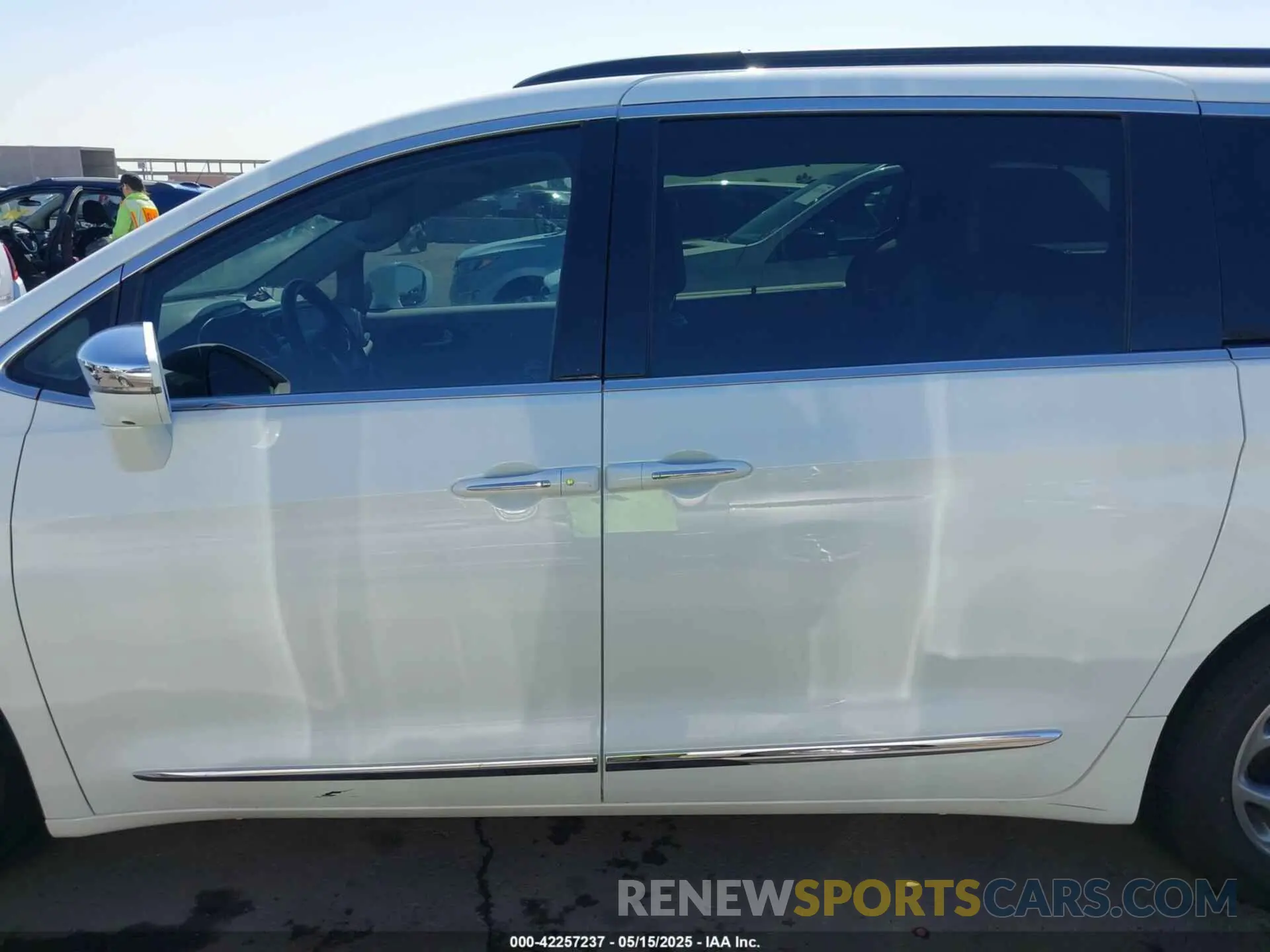 15 Photograph of a damaged car 2C4RC1GG9NR193284 CHRYSLER PACIFICA 2022