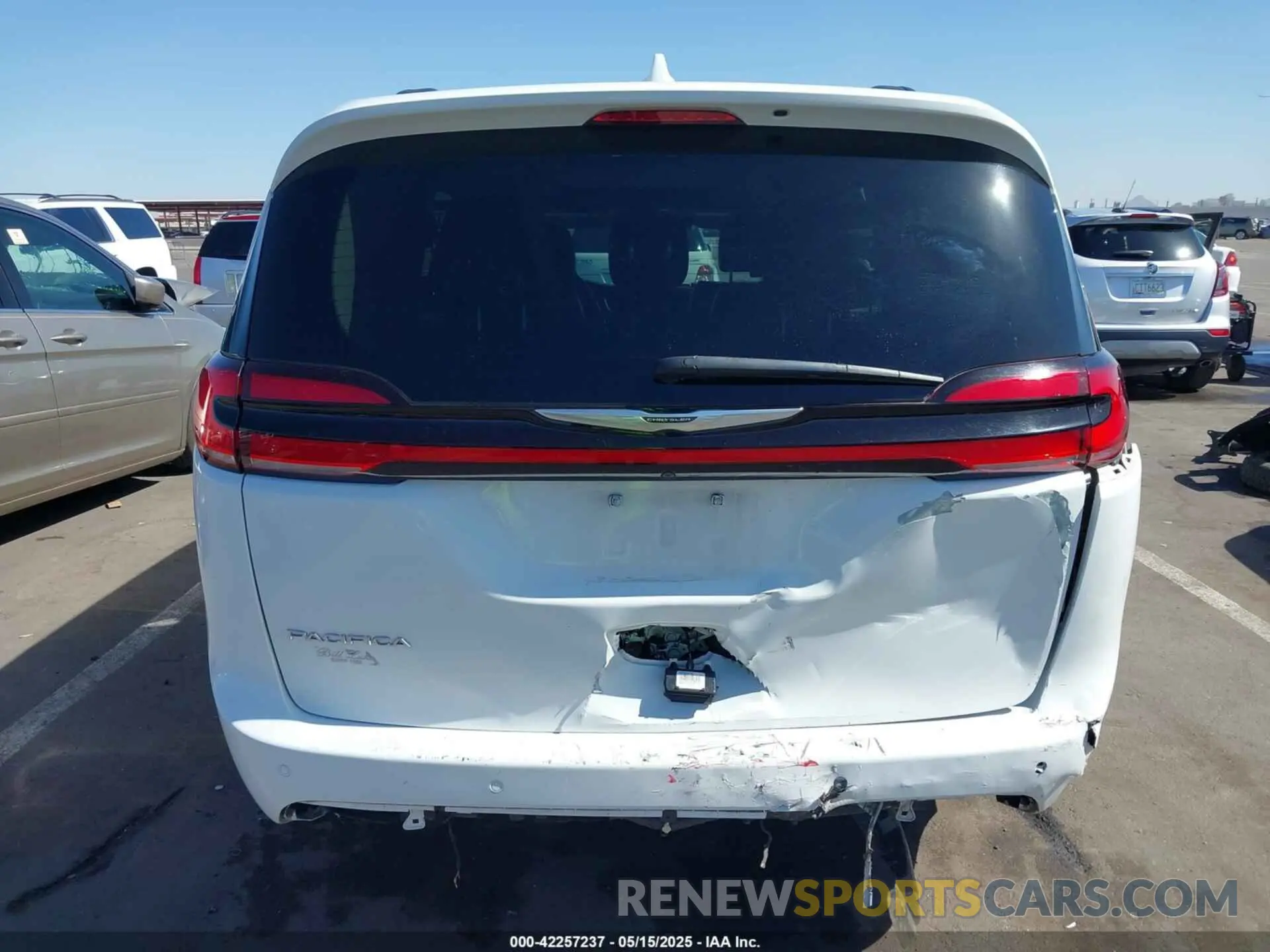 17 Photograph of a damaged car 2C4RC1GG9NR193284 CHRYSLER PACIFICA 2022
