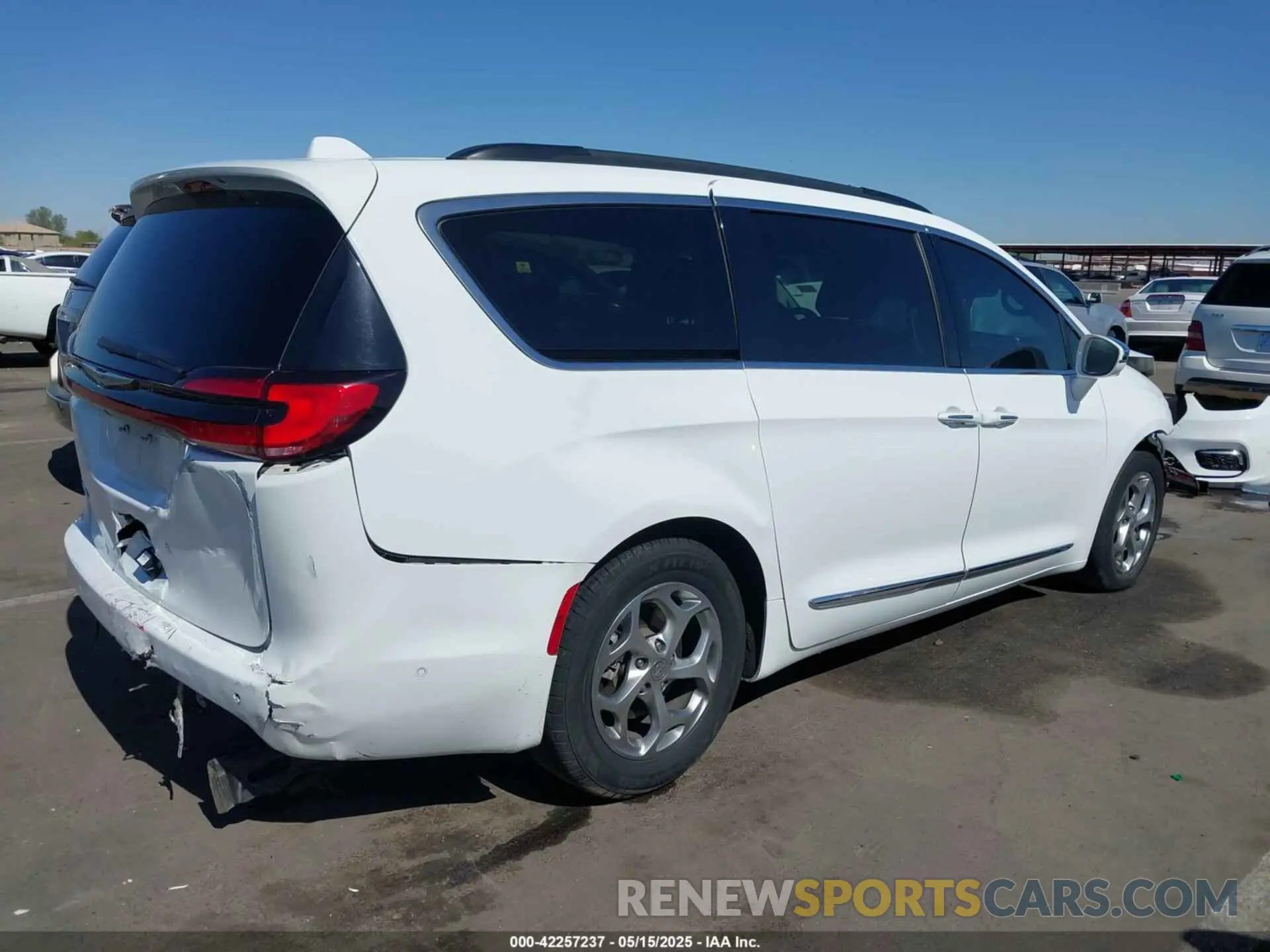 4 Photograph of a damaged car 2C4RC1GG9NR193284 CHRYSLER PACIFICA 2022