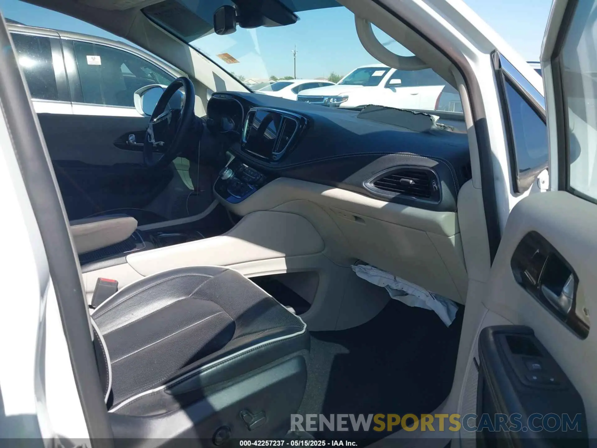 5 Photograph of a damaged car 2C4RC1GG9NR193284 CHRYSLER PACIFICA 2022