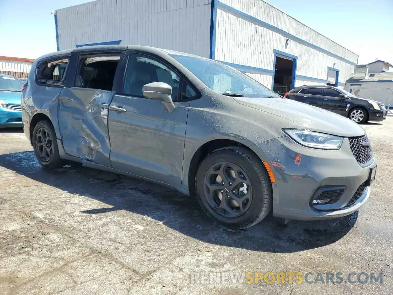 4 Photograph of a damaged car 2C4RC1L71NR134672 CHRYSLER PACIFICA 2022