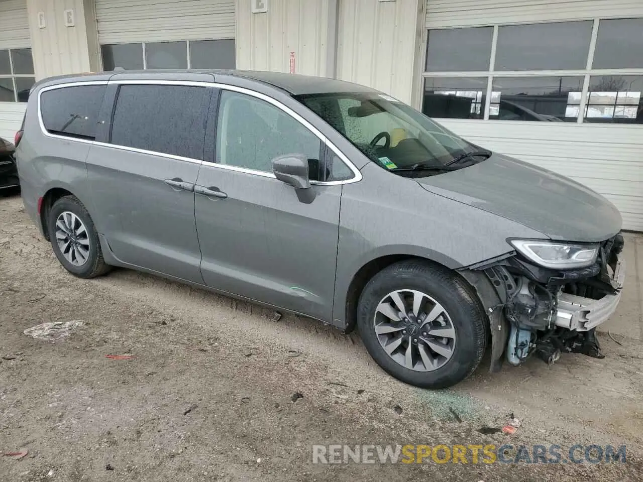 4 Photograph of a damaged car 2C4RC1L76NR121111 CHRYSLER PACIFICA 2022