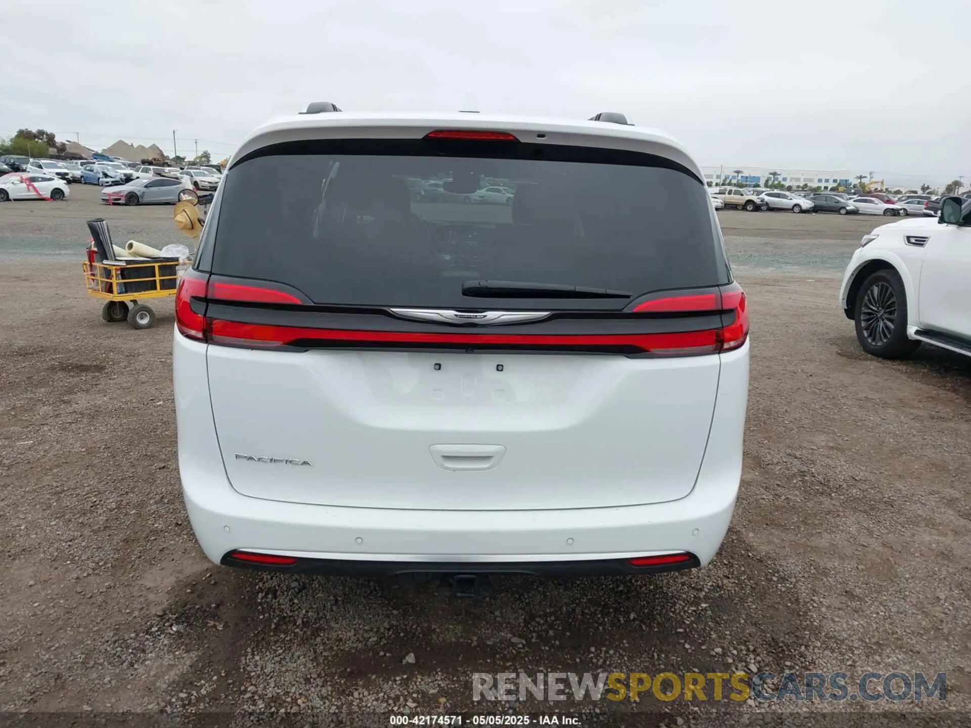 17 Photograph of a damaged car 2C4RC1PG9NR139791 CHRYSLER PACIFICA 2022