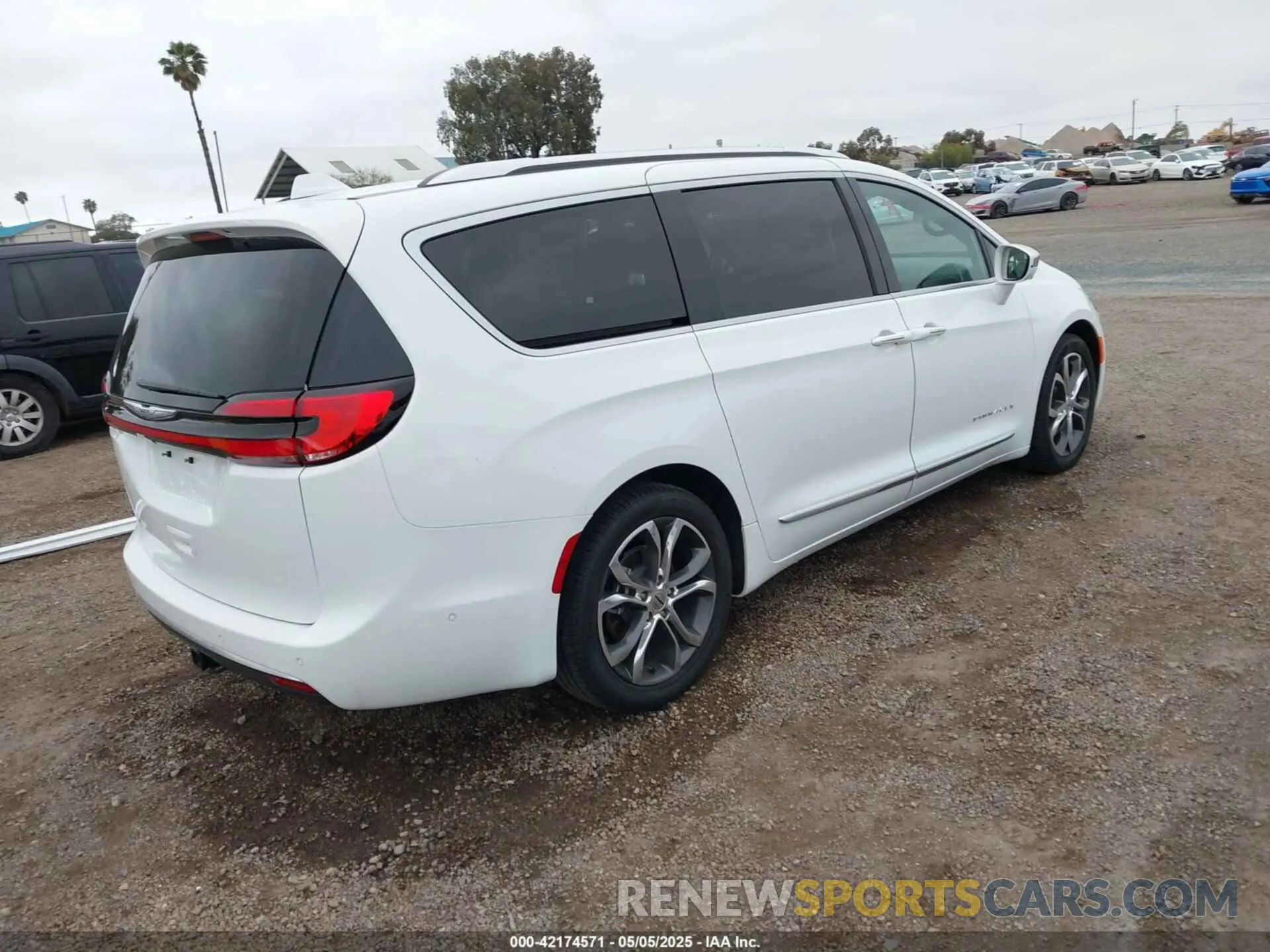 4 Photograph of a damaged car 2C4RC1PG9NR139791 CHRYSLER PACIFICA 2022