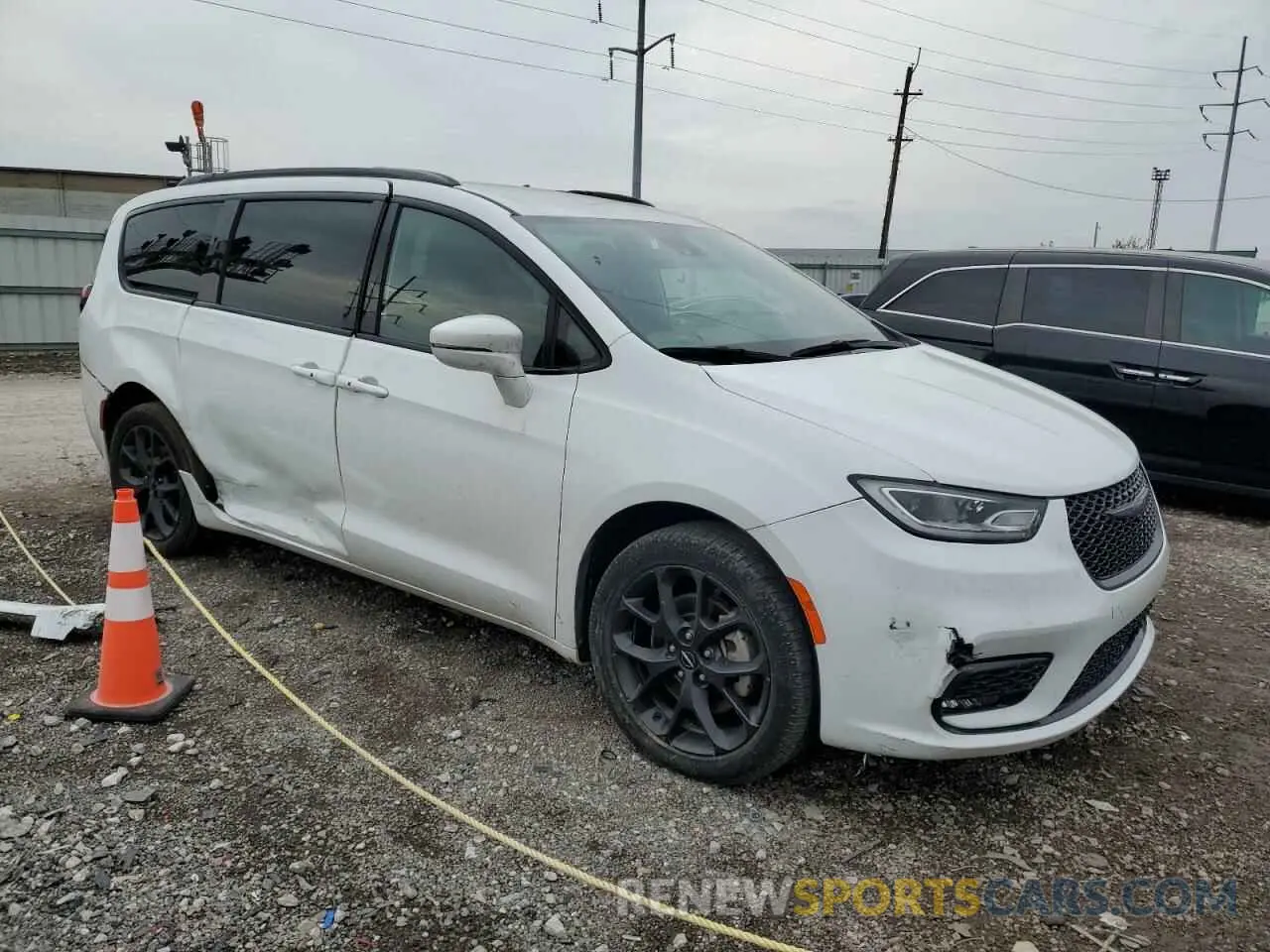 4 Photograph of a damaged car 2C4RC3BG1NR140114 CHRYSLER PACIFICA 2022