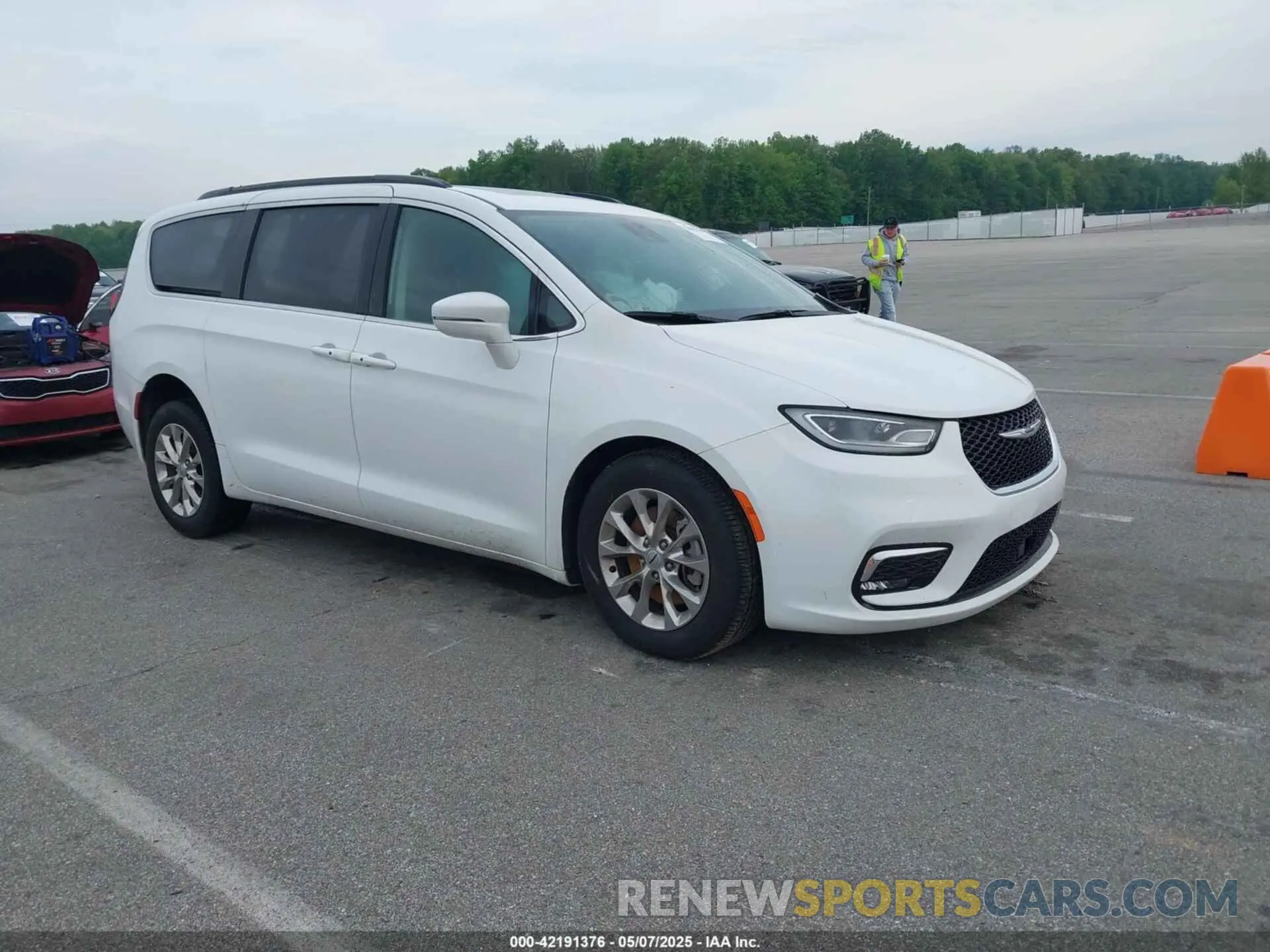 1 Photograph of a damaged car 2C4RC3BG1NR156622 CHRYSLER PACIFICA 2022