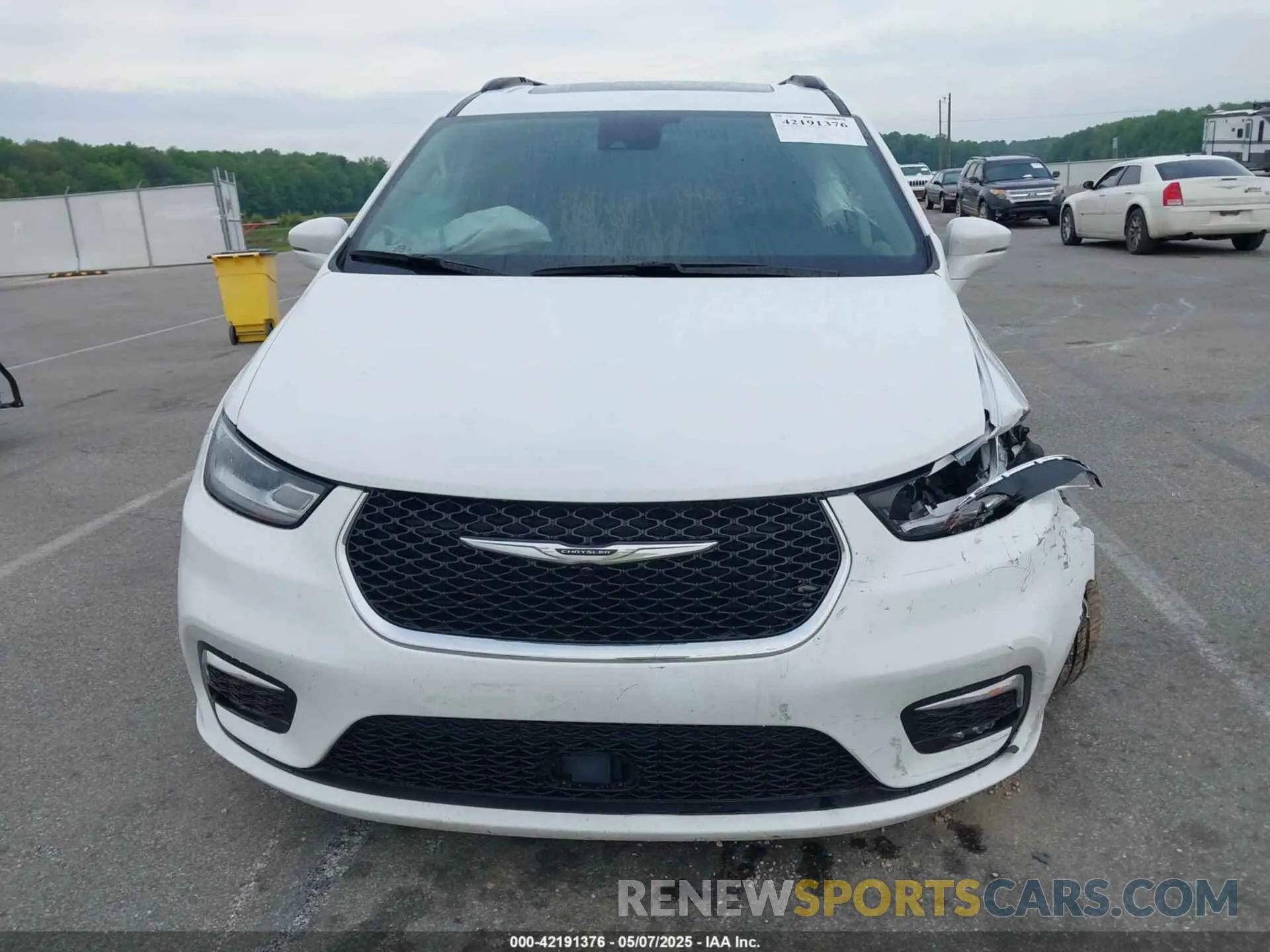 11 Photograph of a damaged car 2C4RC3BG1NR156622 CHRYSLER PACIFICA 2022
