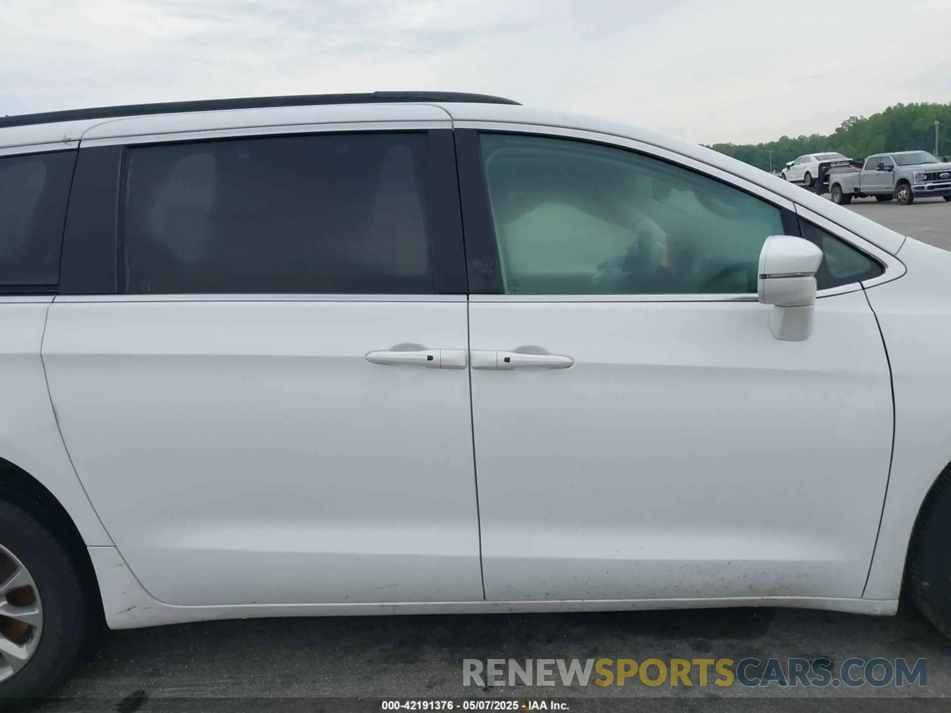 12 Photograph of a damaged car 2C4RC3BG1NR156622 CHRYSLER PACIFICA 2022