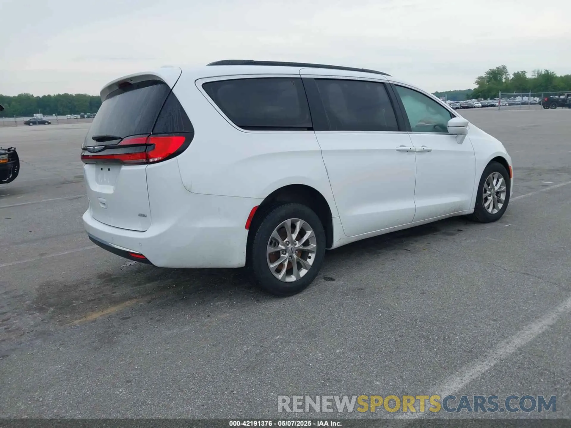 4 Photograph of a damaged car 2C4RC3BG1NR156622 CHRYSLER PACIFICA 2022