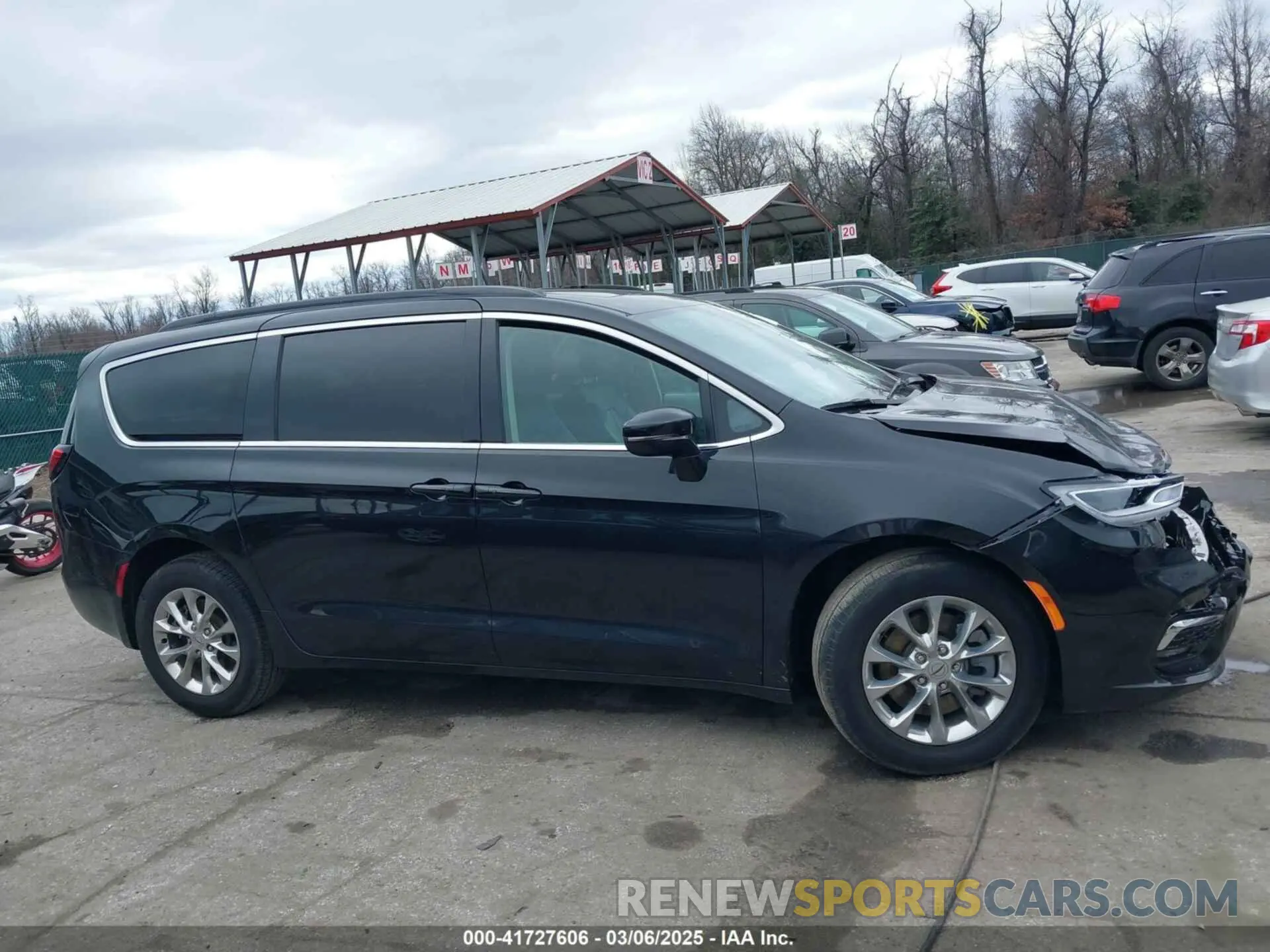 13 Photograph of a damaged car 2C4RC3BG6NR164599 CHRYSLER PACIFICA 2022