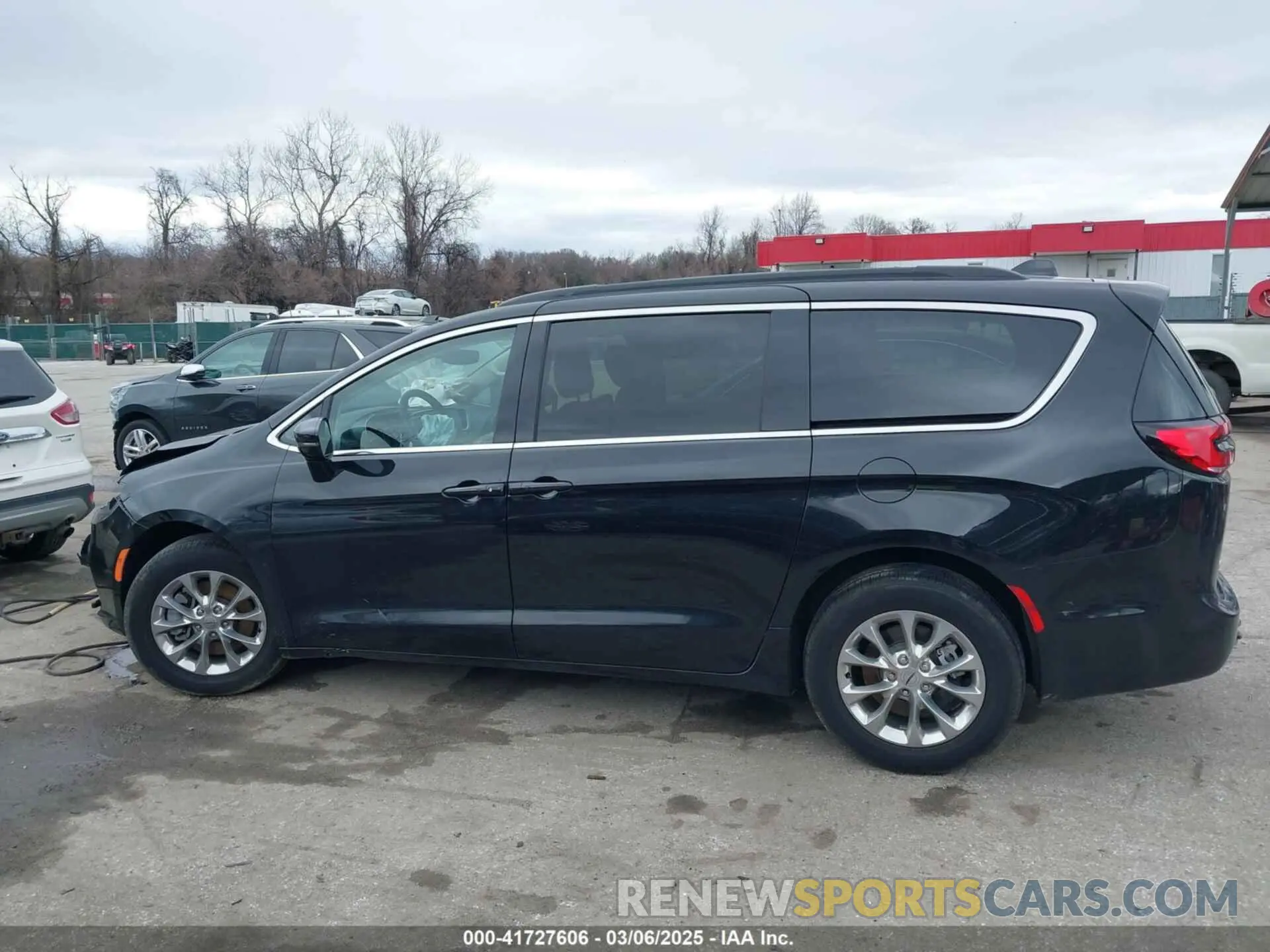 14 Photograph of a damaged car 2C4RC3BG6NR164599 CHRYSLER PACIFICA 2022