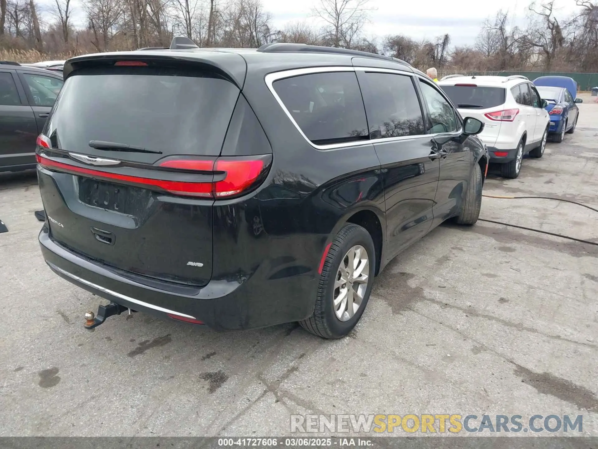 4 Photograph of a damaged car 2C4RC3BG6NR164599 CHRYSLER PACIFICA 2022