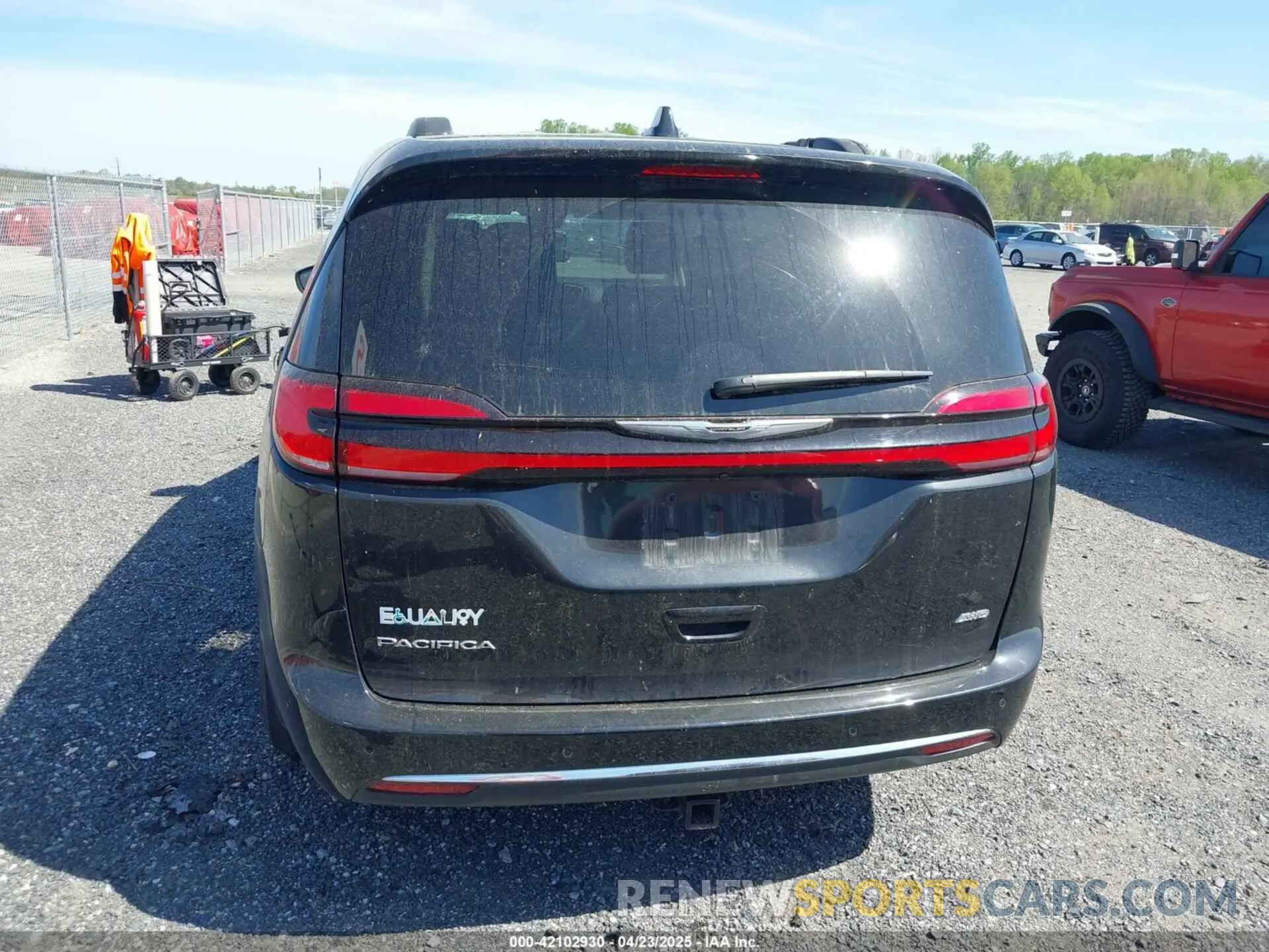 16 Photograph of a damaged car 2C4RC3BG8NR228030 CHRYSLER PACIFICA 2022