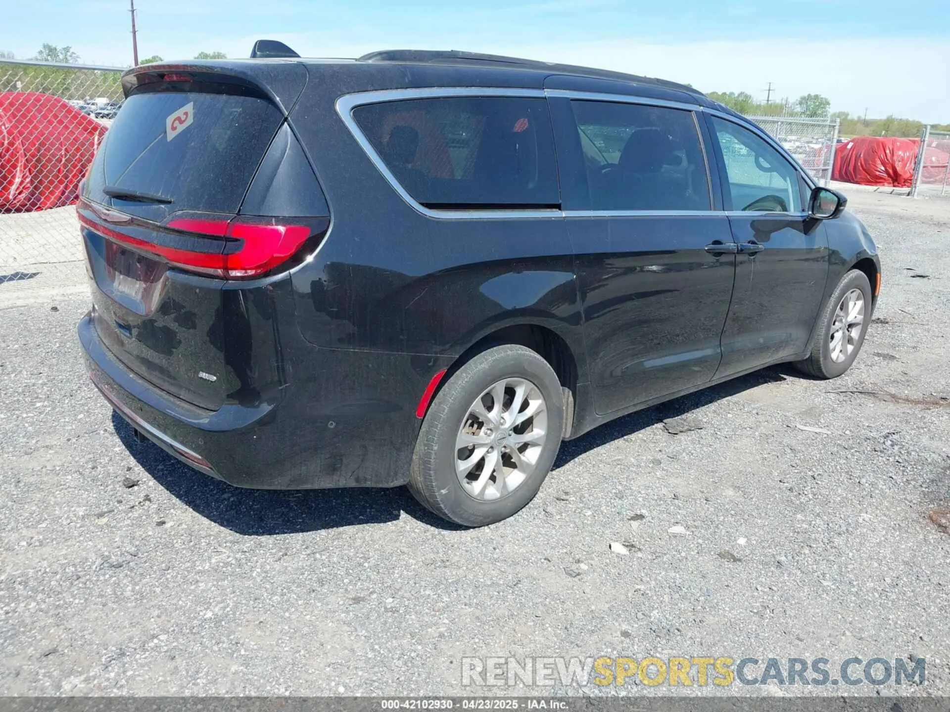 4 Photograph of a damaged car 2C4RC3BG8NR228030 CHRYSLER PACIFICA 2022