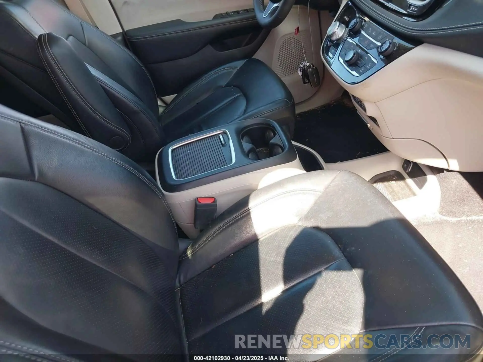 5 Photograph of a damaged car 2C4RC3BG8NR228030 CHRYSLER PACIFICA 2022