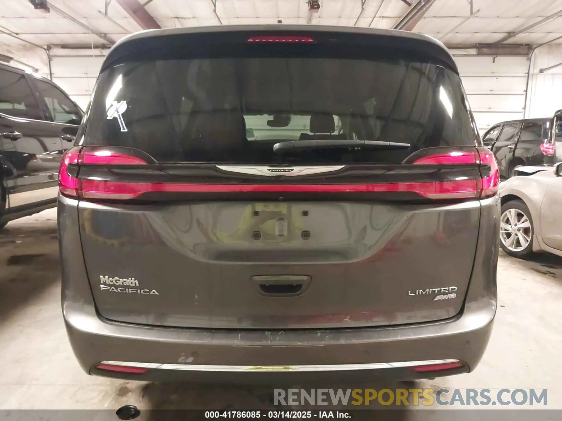 17 Photograph of a damaged car 2C4RC3GG7NR222826 CHRYSLER PACIFICA 2022